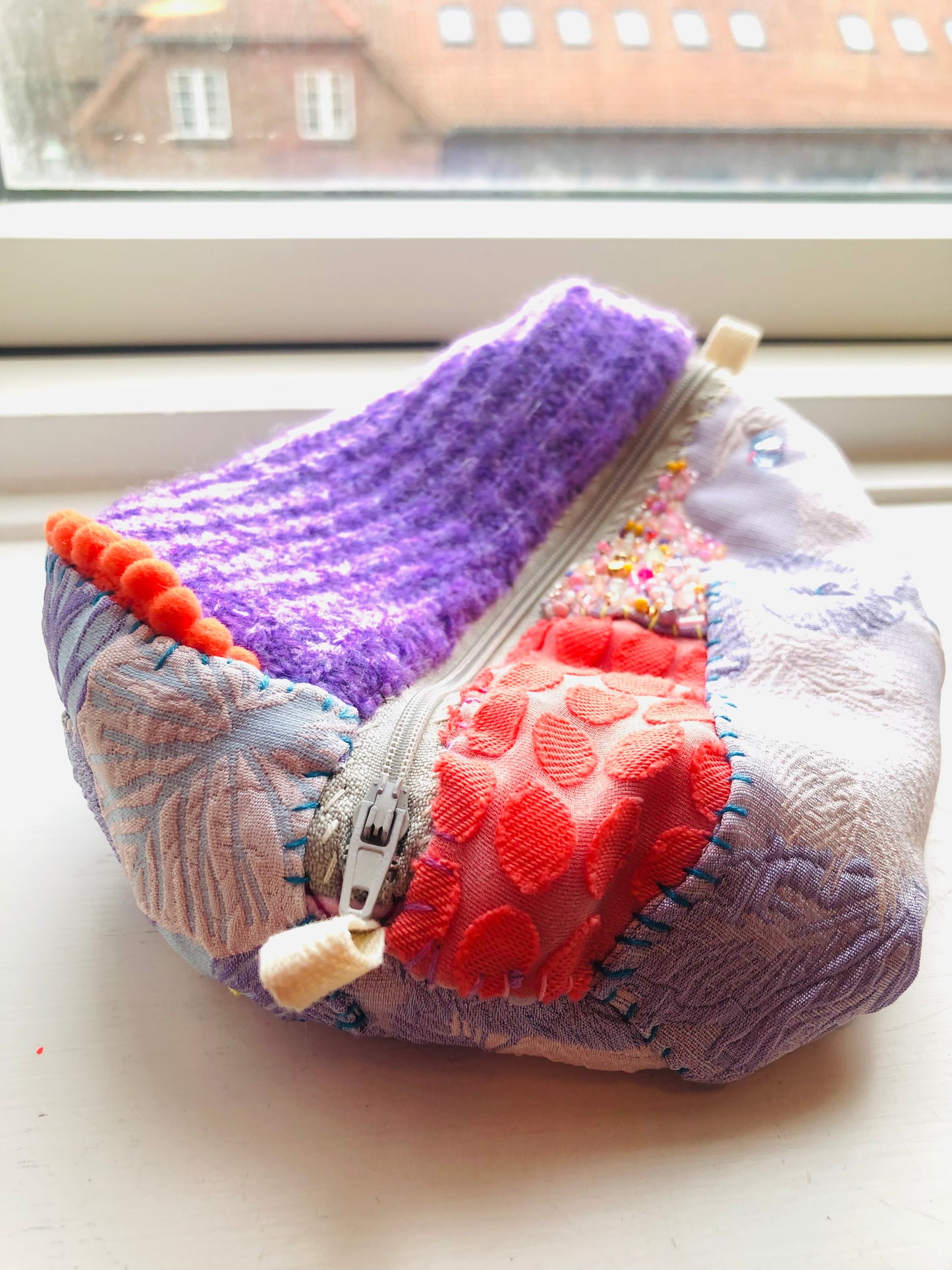 ポーチ　　手縫い　布製　 ペンケース　小物入れ　ハンドメイド　ビーズ刺繍　2389