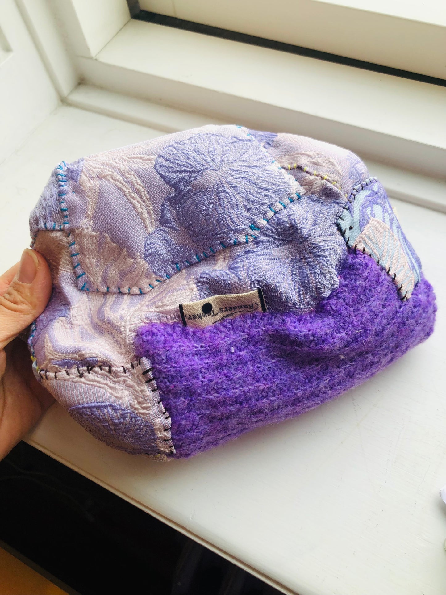 ポーチ　　手縫い　布製　 ペンケース　小物入れ　ハンドメイド　ビーズ刺繍　2389