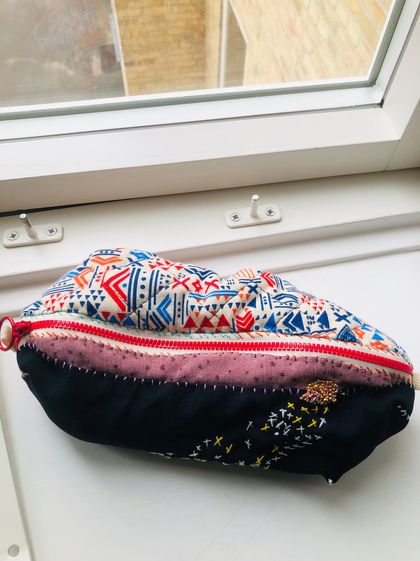 ポーチ　手縫い　布製　 ペンケース　小物入れ　ハンドメイド　ビーズ刺繍　2395