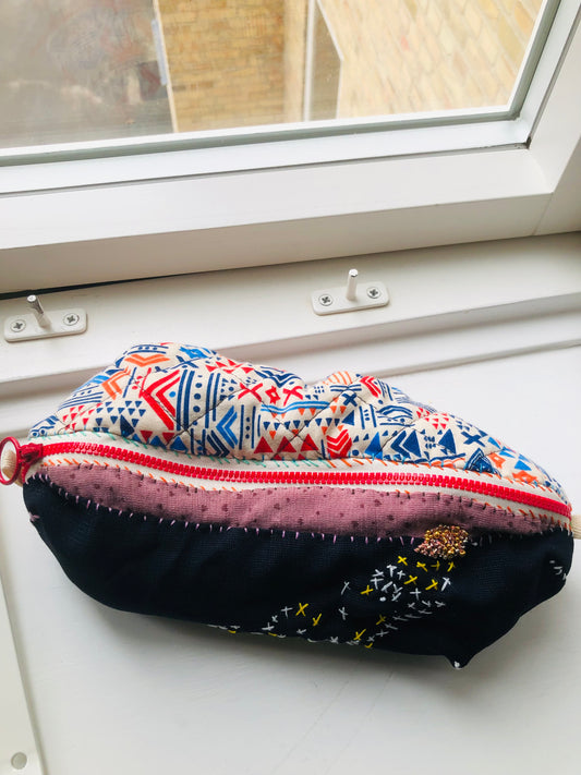 ポーチ　手縫い　布製　 ペンケース　小物入れ　ハンドメイド　ビーズ刺繍　2395