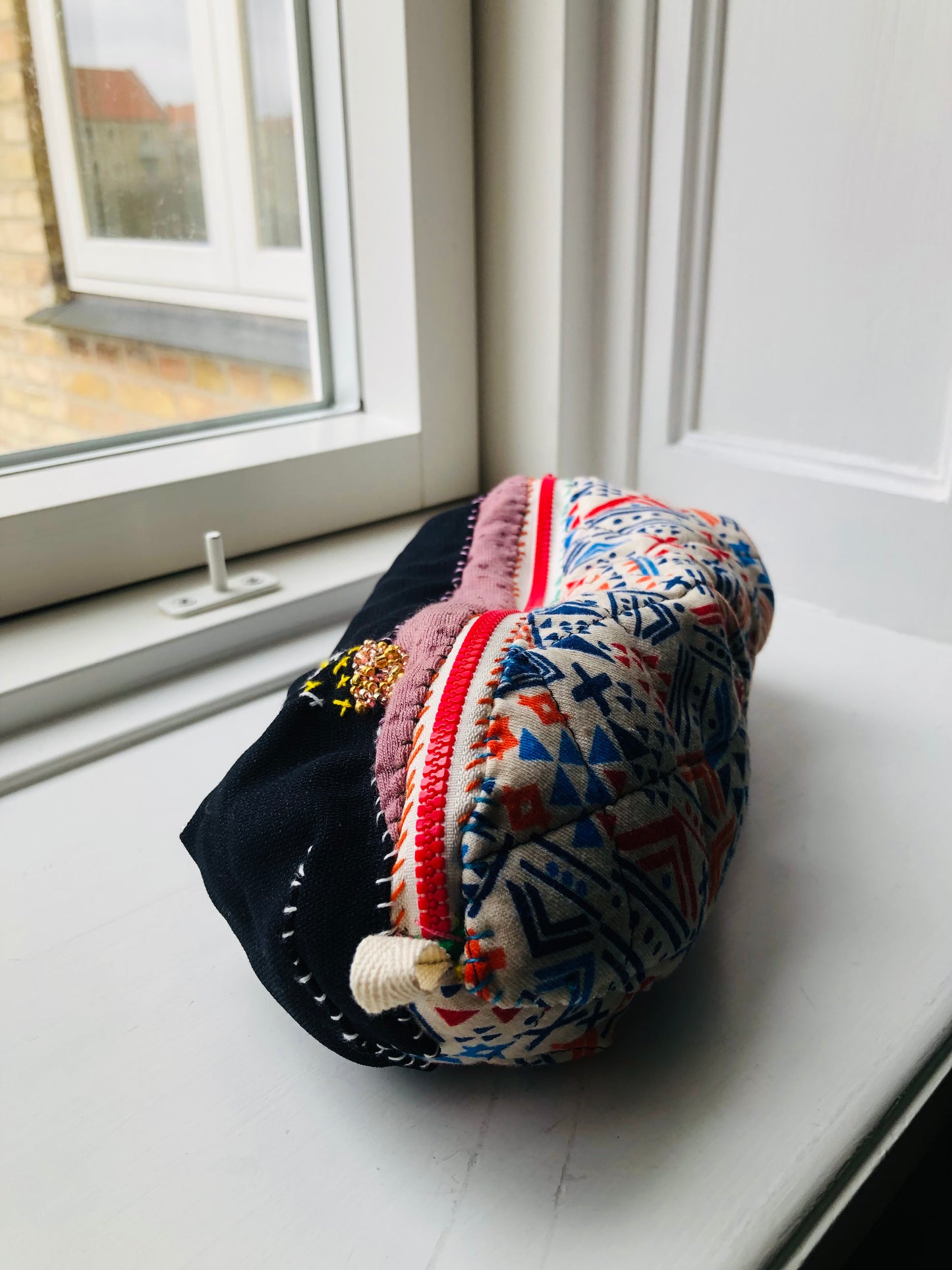 ポーチ　手縫い　布製　 ペンケース　小物入れ　ハンドメイド　ビーズ刺繍　2395