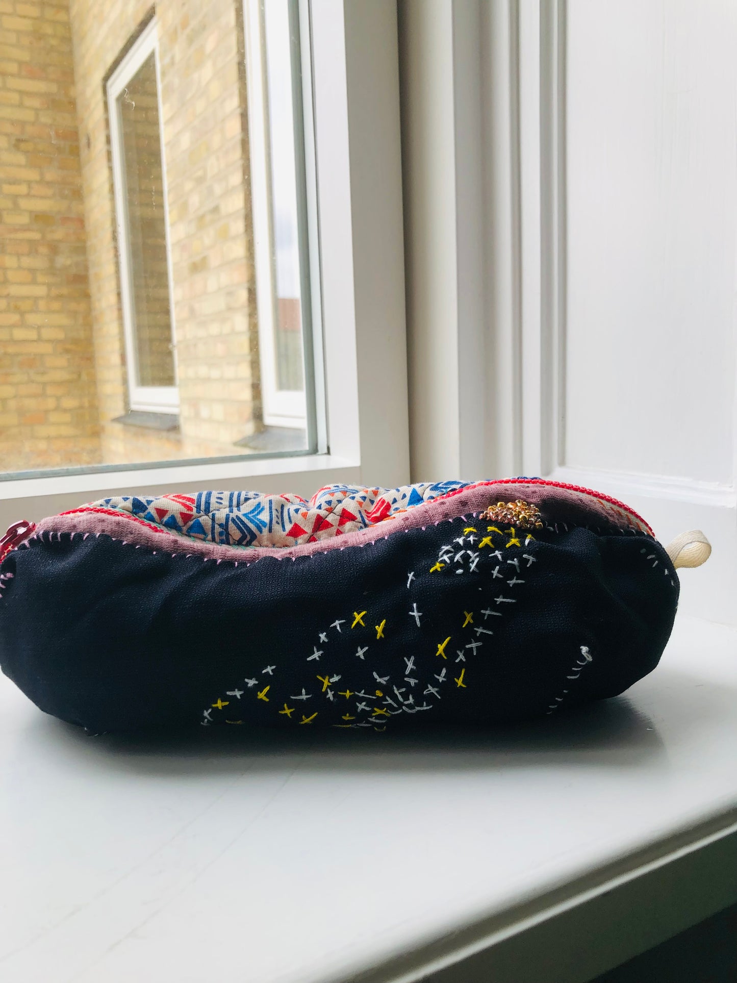 ポーチ　手縫い　布製　 ペンケース　小物入れ　ハンドメイド　ビーズ刺繍　2395