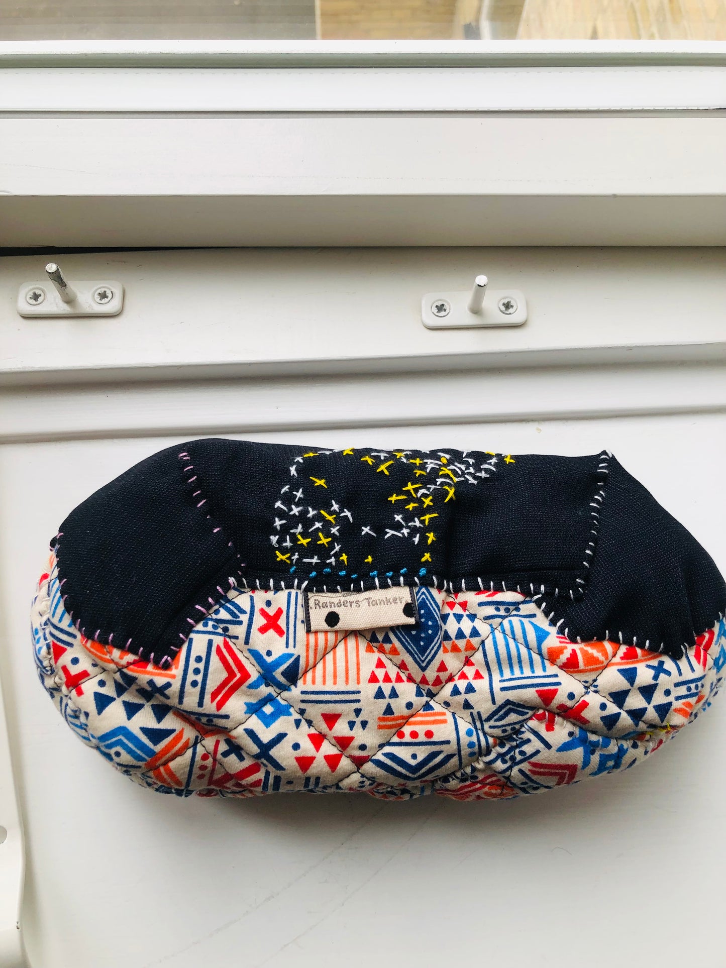 ポーチ　手縫い　布製　 ペンケース　小物入れ　ハンドメイド　ビーズ刺繍　2395