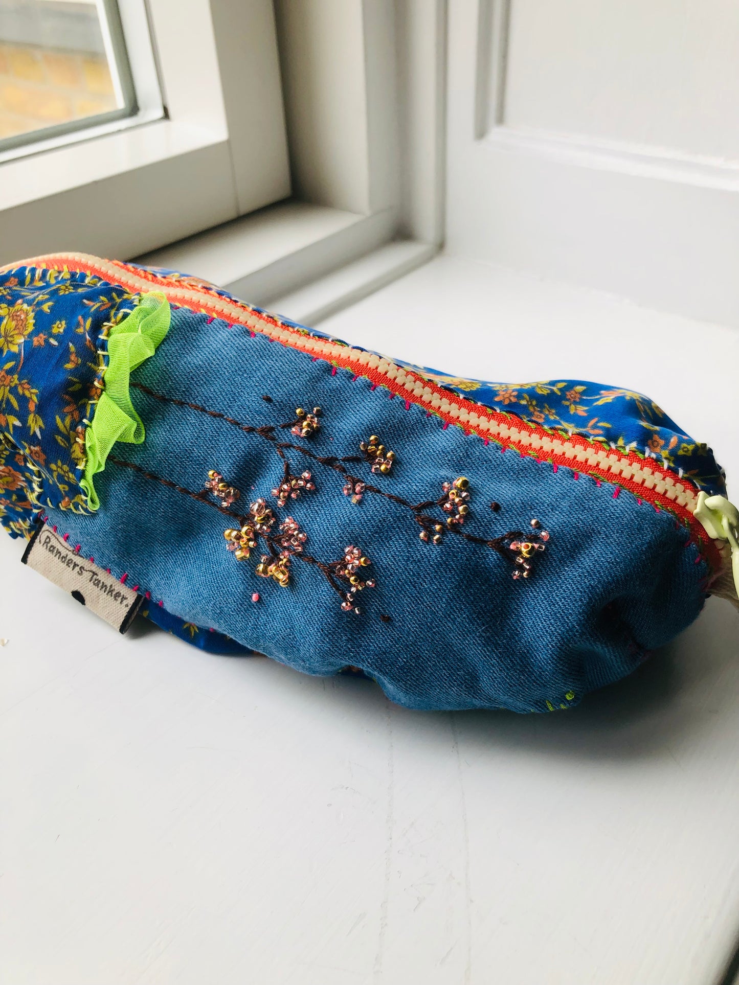 ポーチ　【抽選販売】　手縫い　布製　 ペンケース　小物入れ　ハンドメイド　ビーズ刺繍　2397