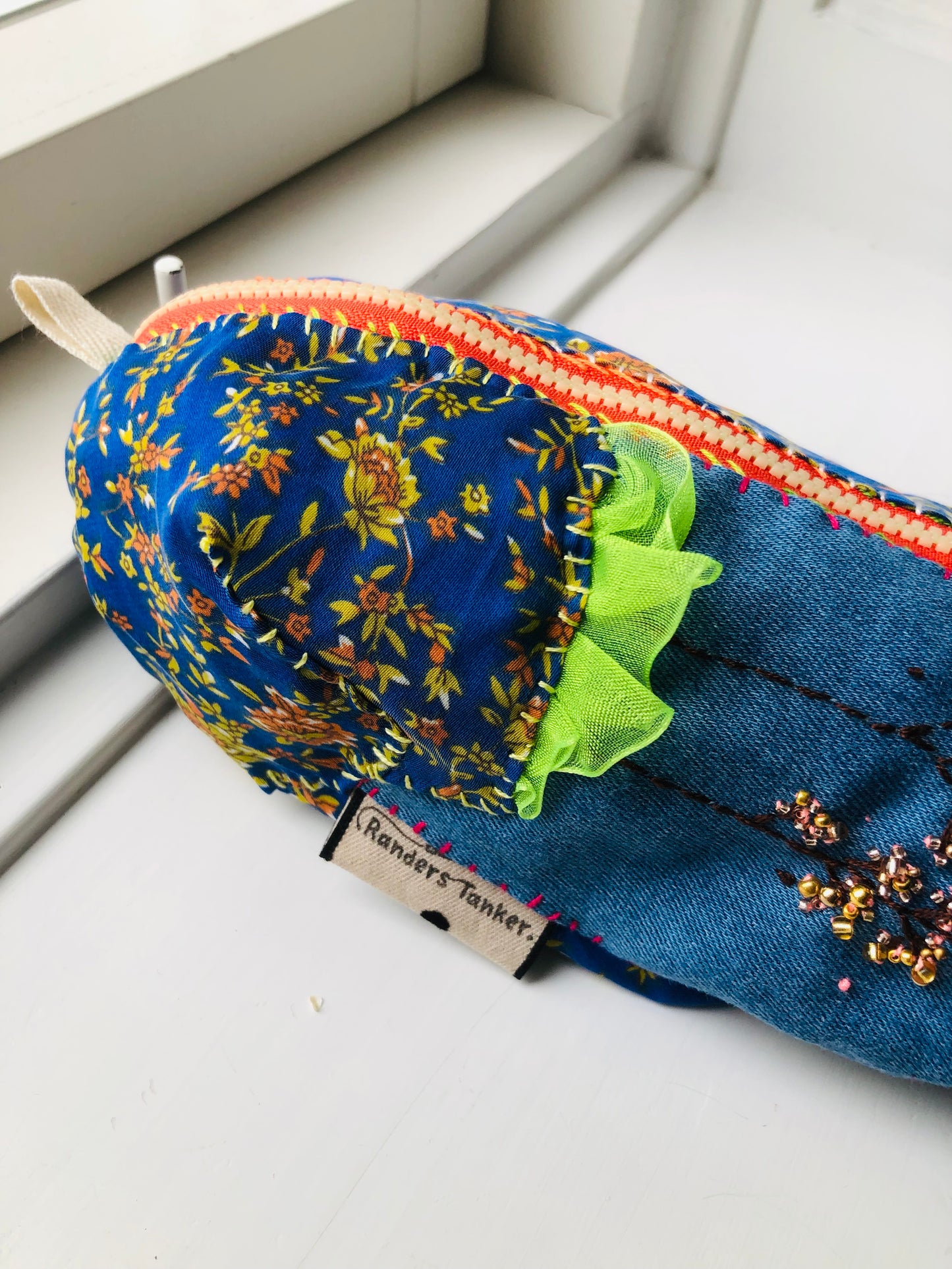 ポーチ　【抽選販売】　手縫い　布製　 ペンケース　小物入れ　ハンドメイド　ビーズ刺繍　2397