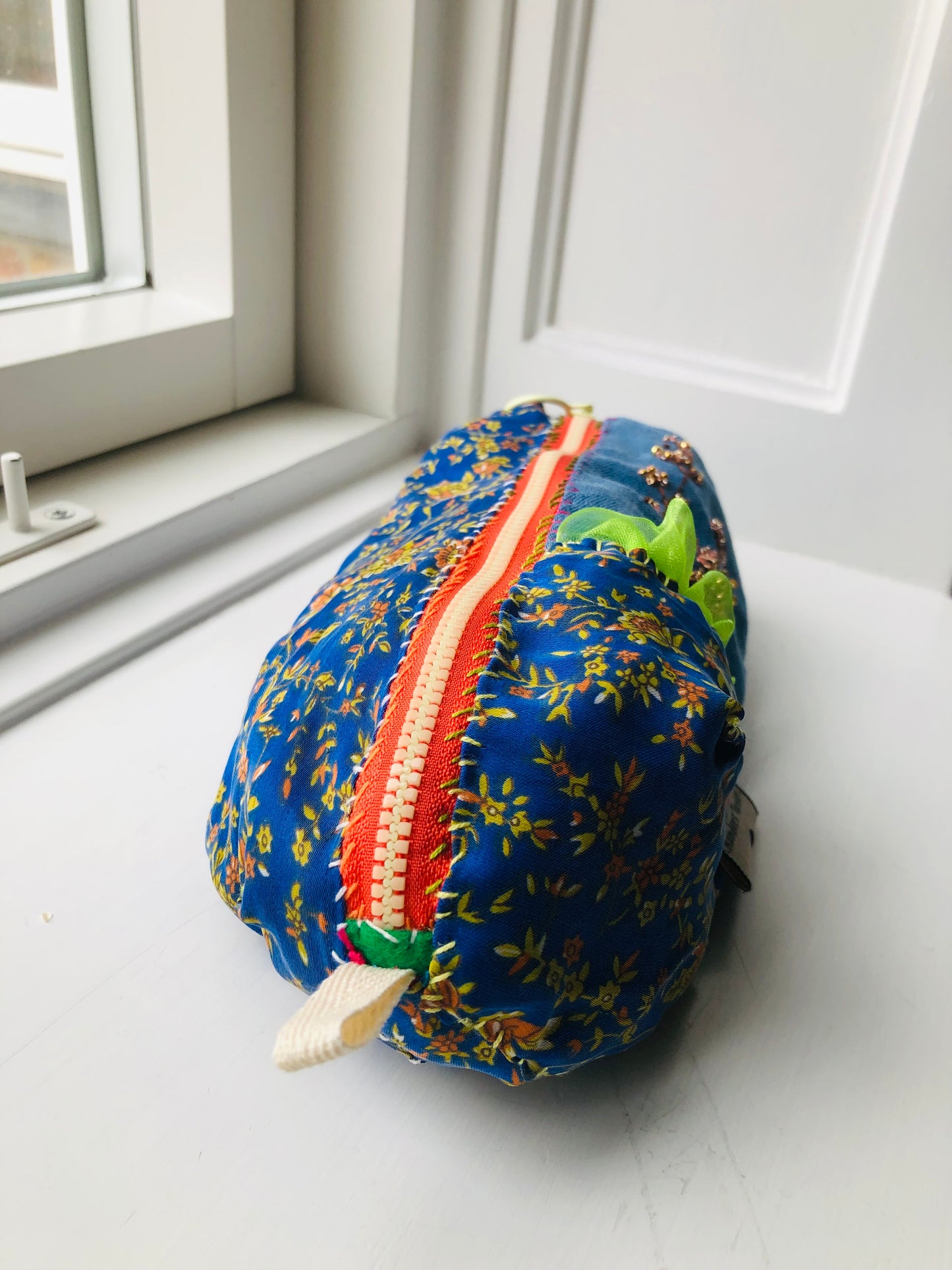 ポーチ　【抽選販売】　手縫い　布製　 ペンケース　小物入れ　ハンドメイド　ビーズ刺繍　2397