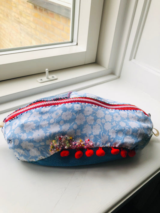 ポーチ　　手縫い　布製　 ペンケース　小物入れ　ハンドメイド　ビーズ刺繍　2402