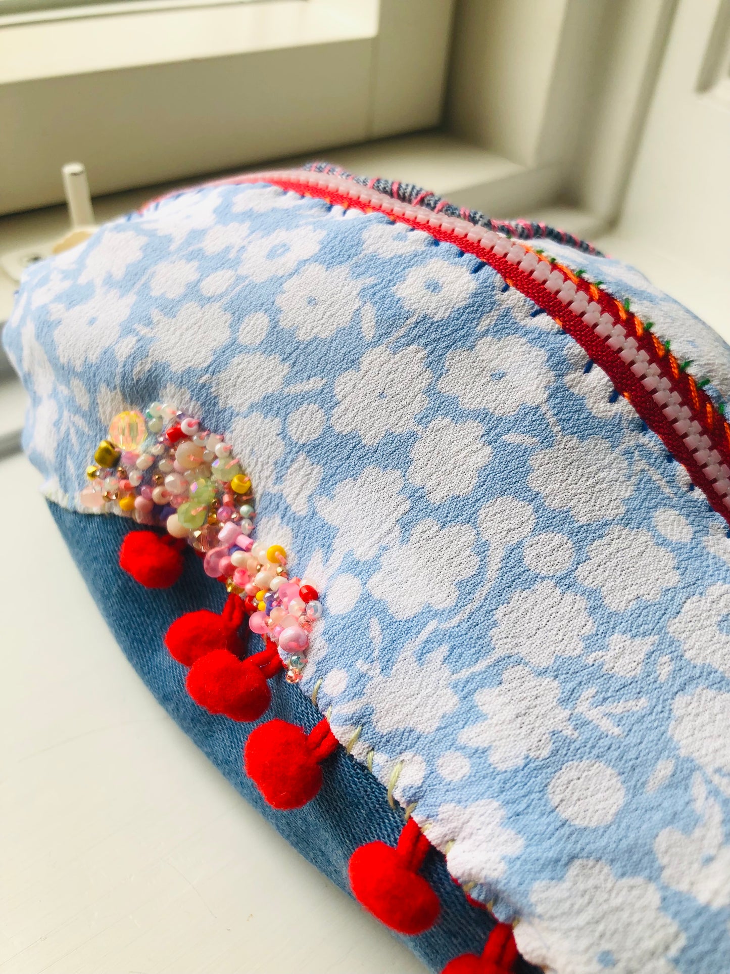 ポーチ　　手縫い　布製　 ペンケース　小物入れ　ハンドメイド　ビーズ刺繍　2402