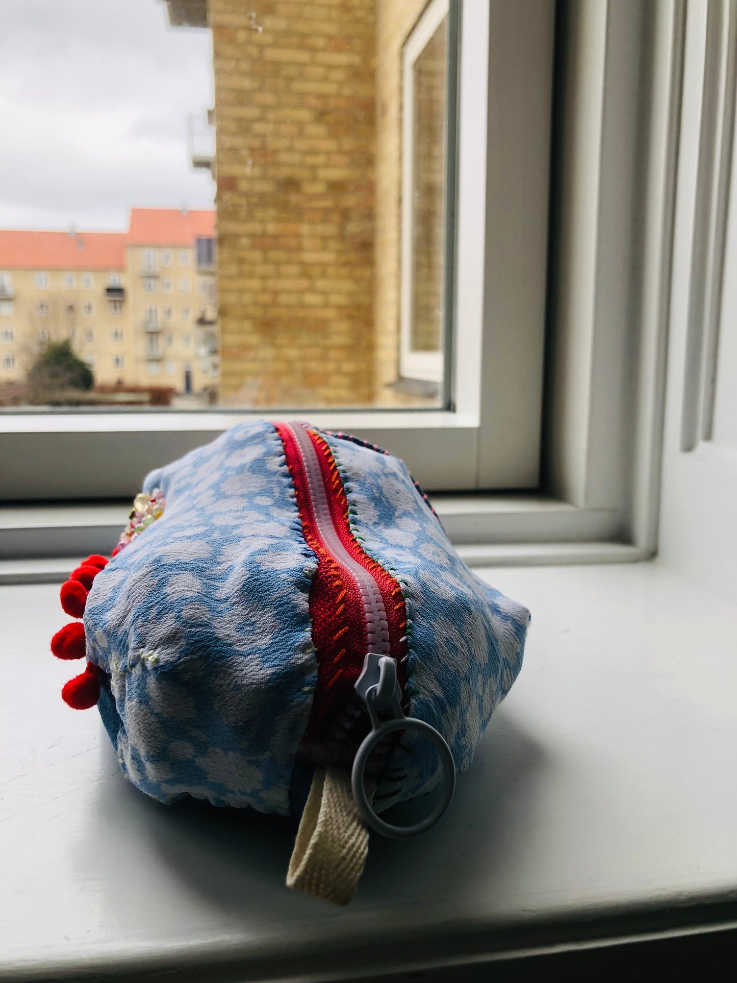 ポーチ　　手縫い　布製　 ペンケース　小物入れ　ハンドメイド　ビーズ刺繍　2402