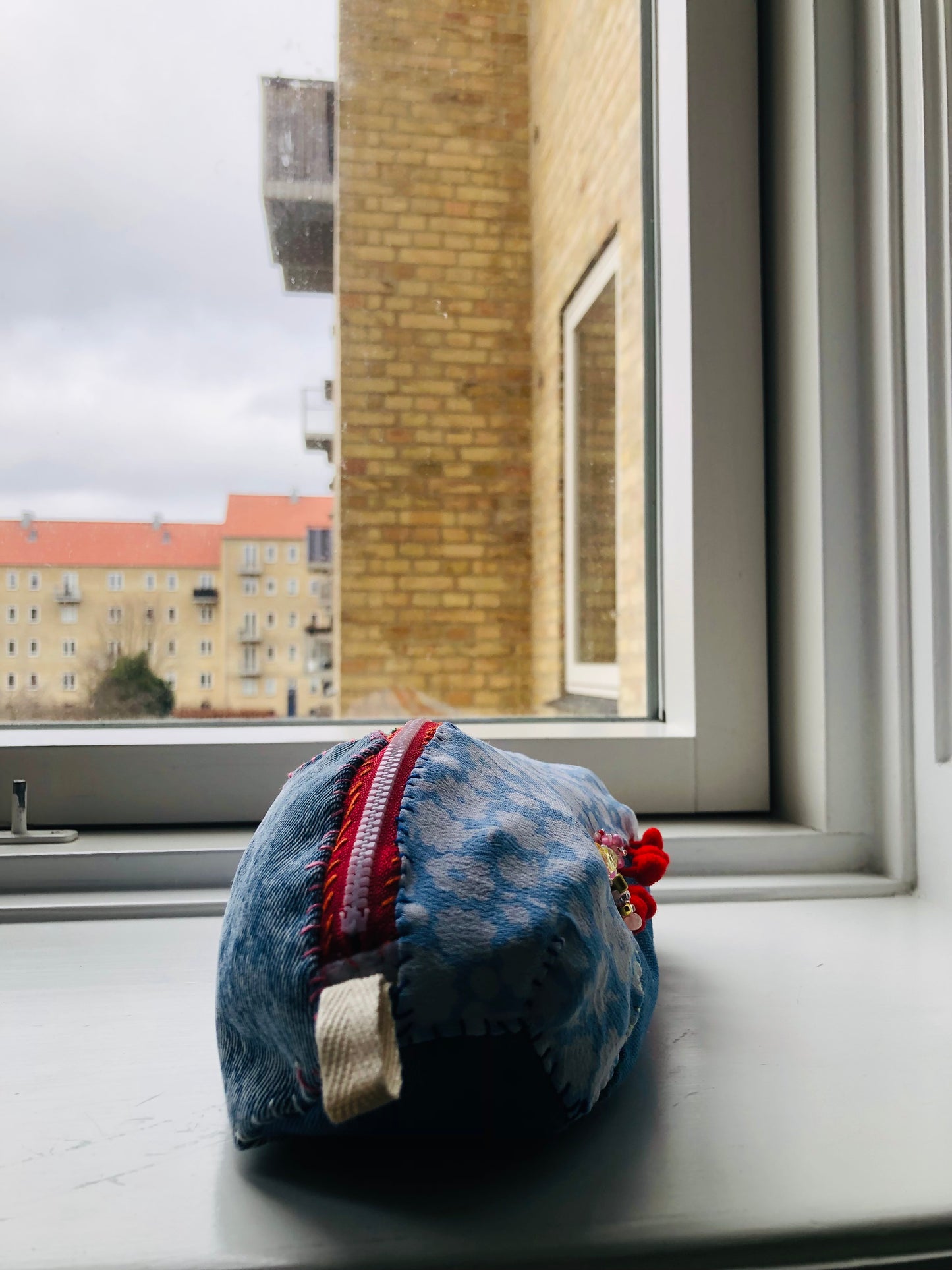 ポーチ　　手縫い　布製　 ペンケース　小物入れ　ハンドメイド　ビーズ刺繍　2402