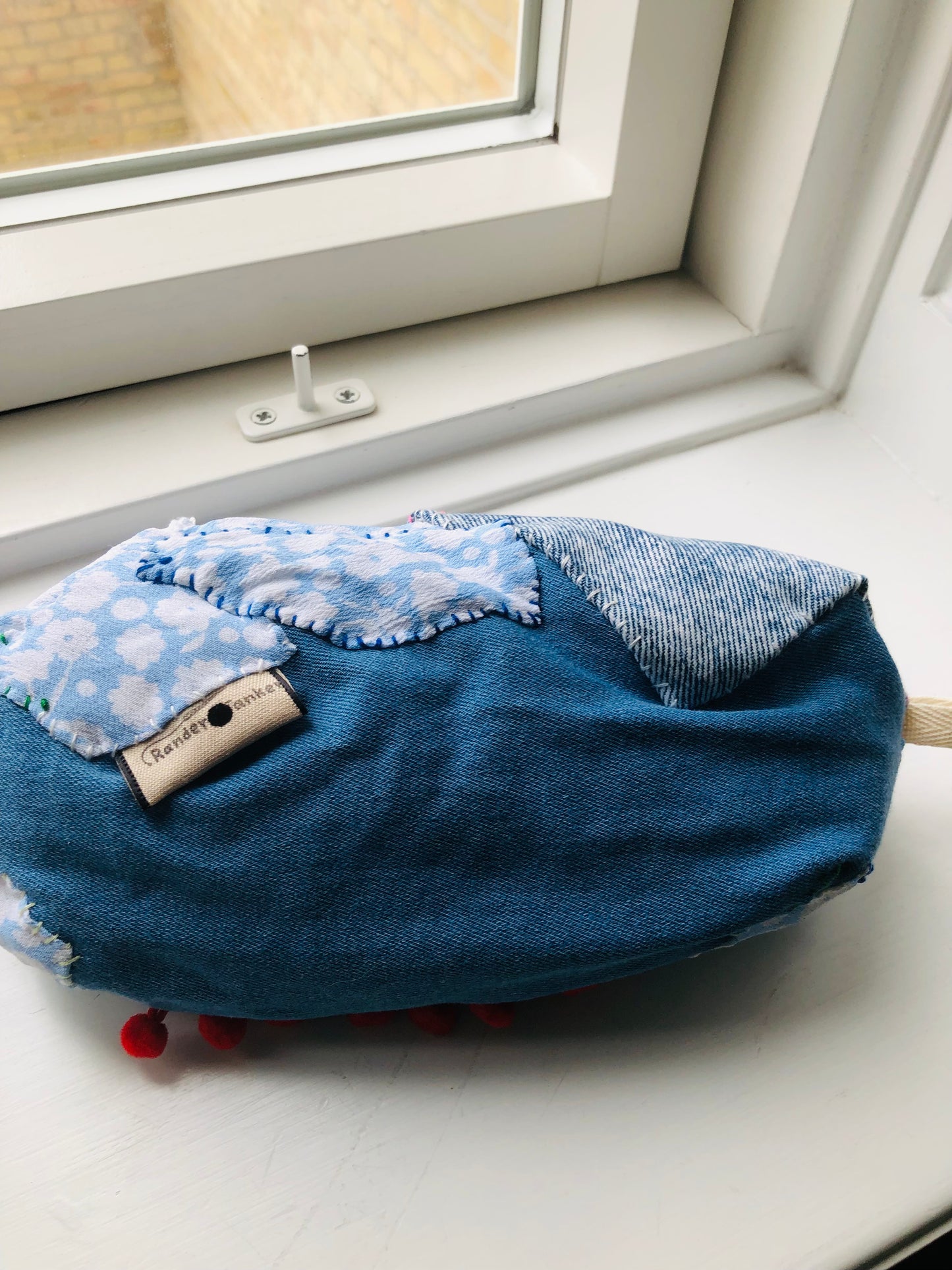 ポーチ　　手縫い　布製　 ペンケース　小物入れ　ハンドメイド　ビーズ刺繍　2402