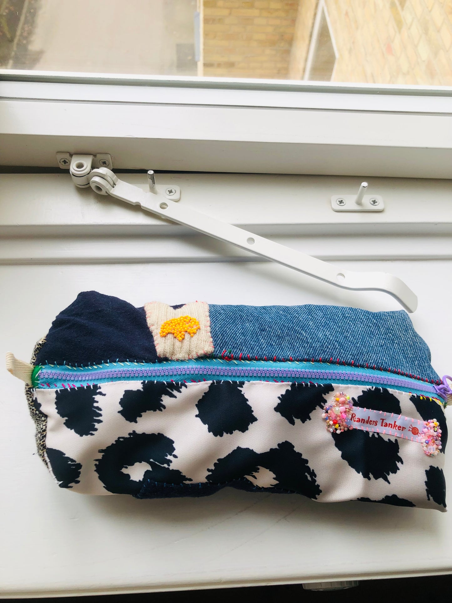 ポーチ　　手縫い　布製　 ペンケース　小物入れ　ハンドメイド　ビーズ刺繍　2401