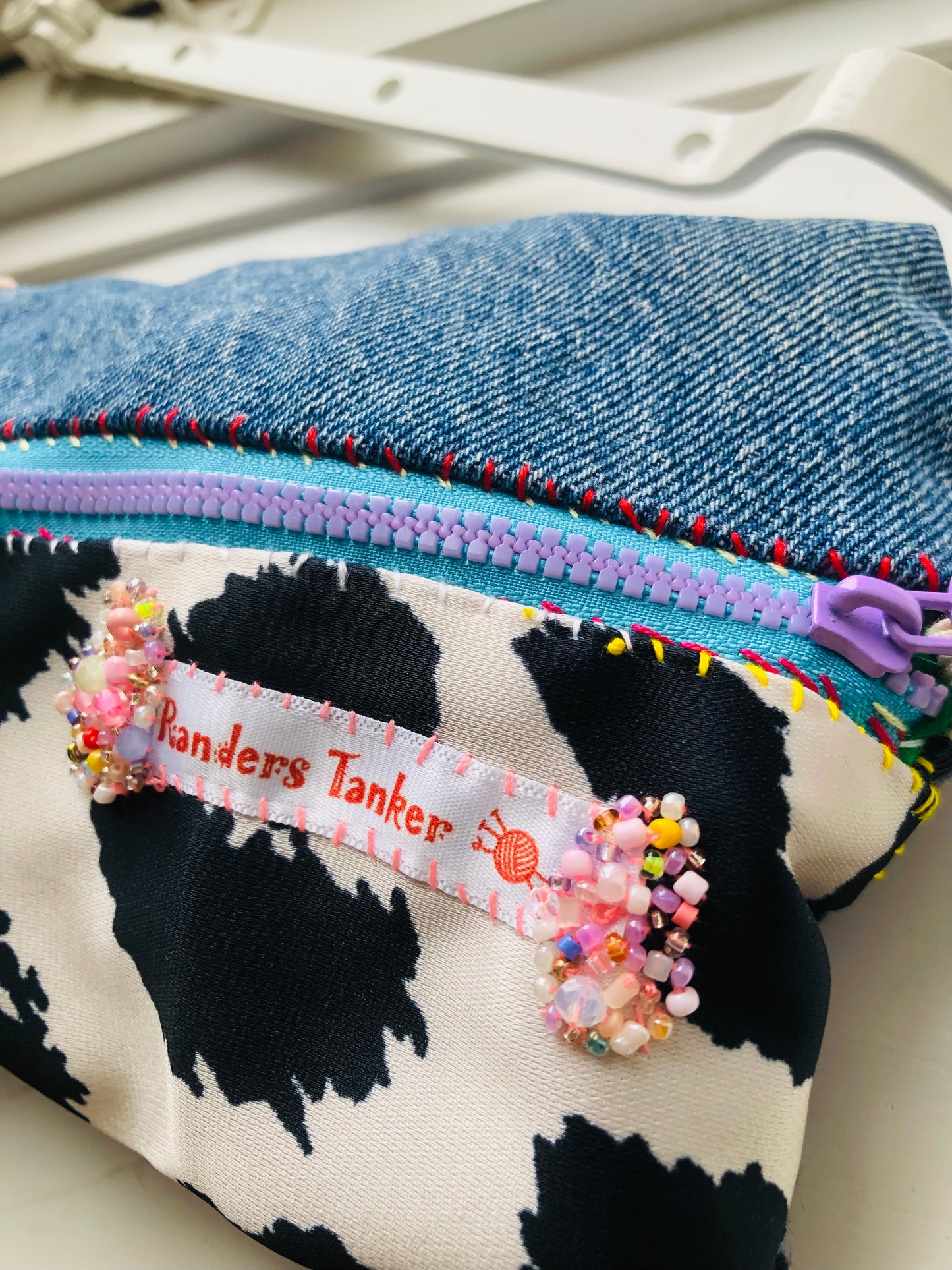 ポーチ　　手縫い　布製　 ペンケース　小物入れ　ハンドメイド　ビーズ刺繍　2401