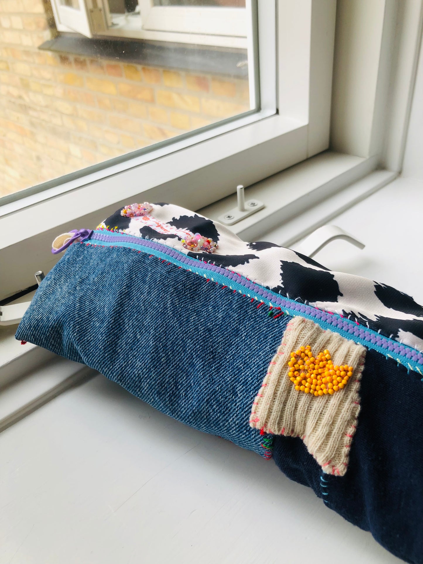 ポーチ　　手縫い　布製　 ペンケース　小物入れ　ハンドメイド　ビーズ刺繍　2401