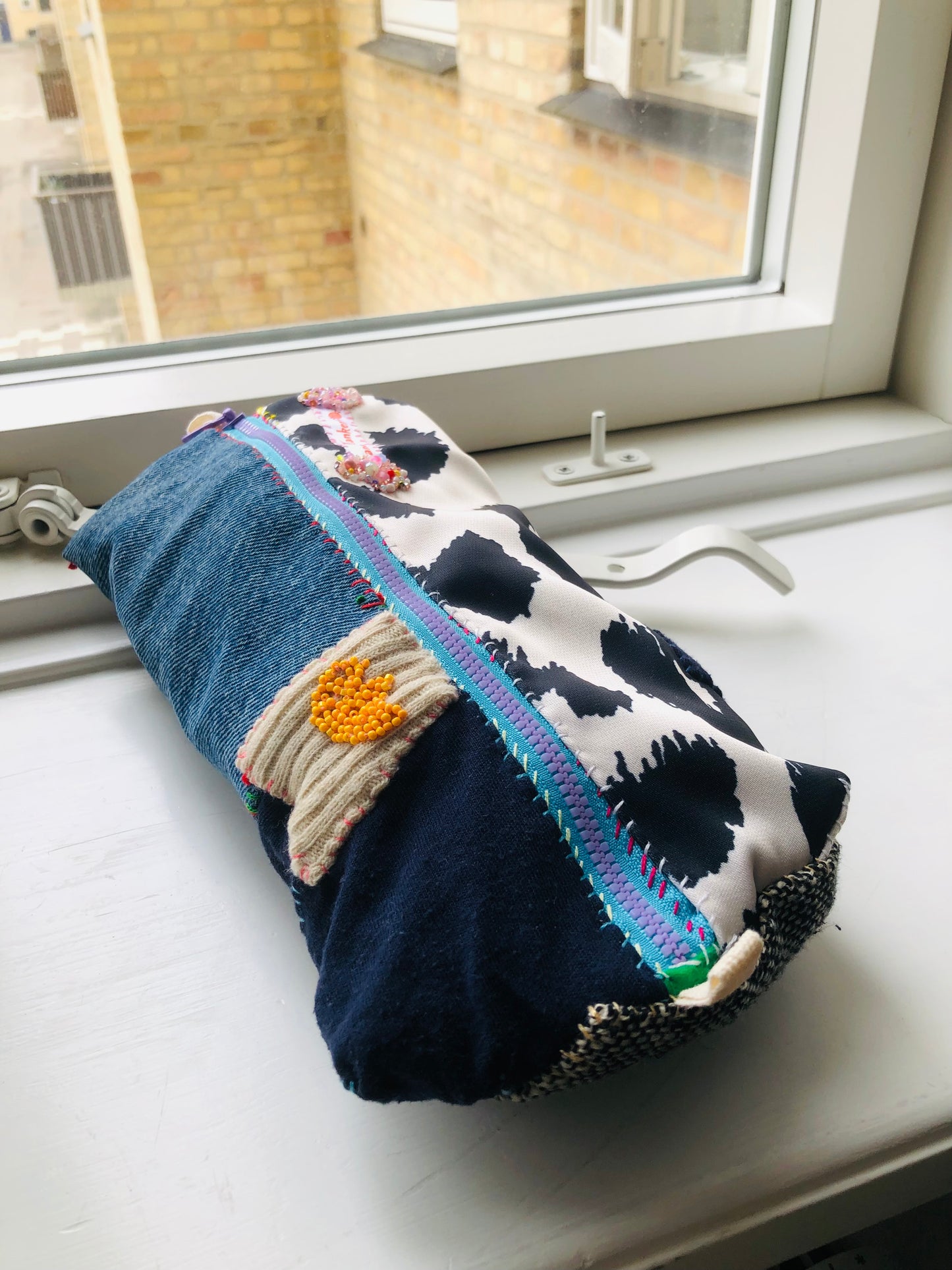 ポーチ　　手縫い　布製　 ペンケース　小物入れ　ハンドメイド　ビーズ刺繍　2401