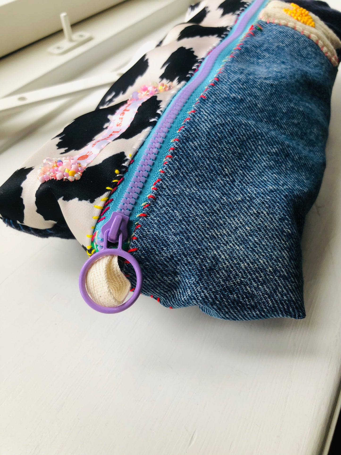 ポーチ　　手縫い　布製　 ペンケース　小物入れ　ハンドメイド　ビーズ刺繍　2401