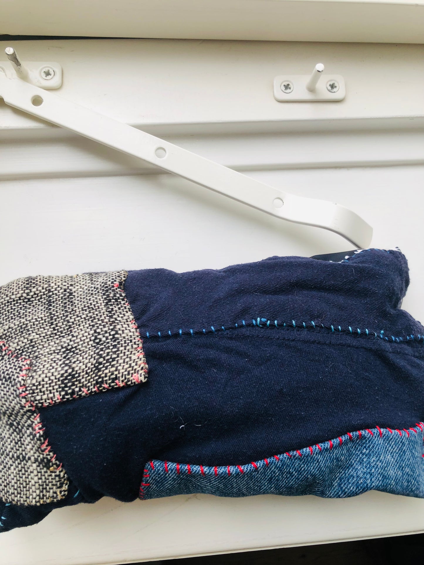 ポーチ　　手縫い　布製　 ペンケース　小物入れ　ハンドメイド　ビーズ刺繍　2401