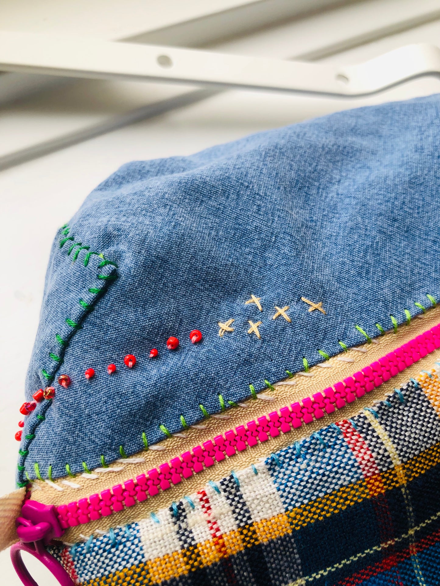 ポーチ　　手縫い　布製　 ペンケース　小物入れ　ハンドメイド　ビーズ刺繍　2396