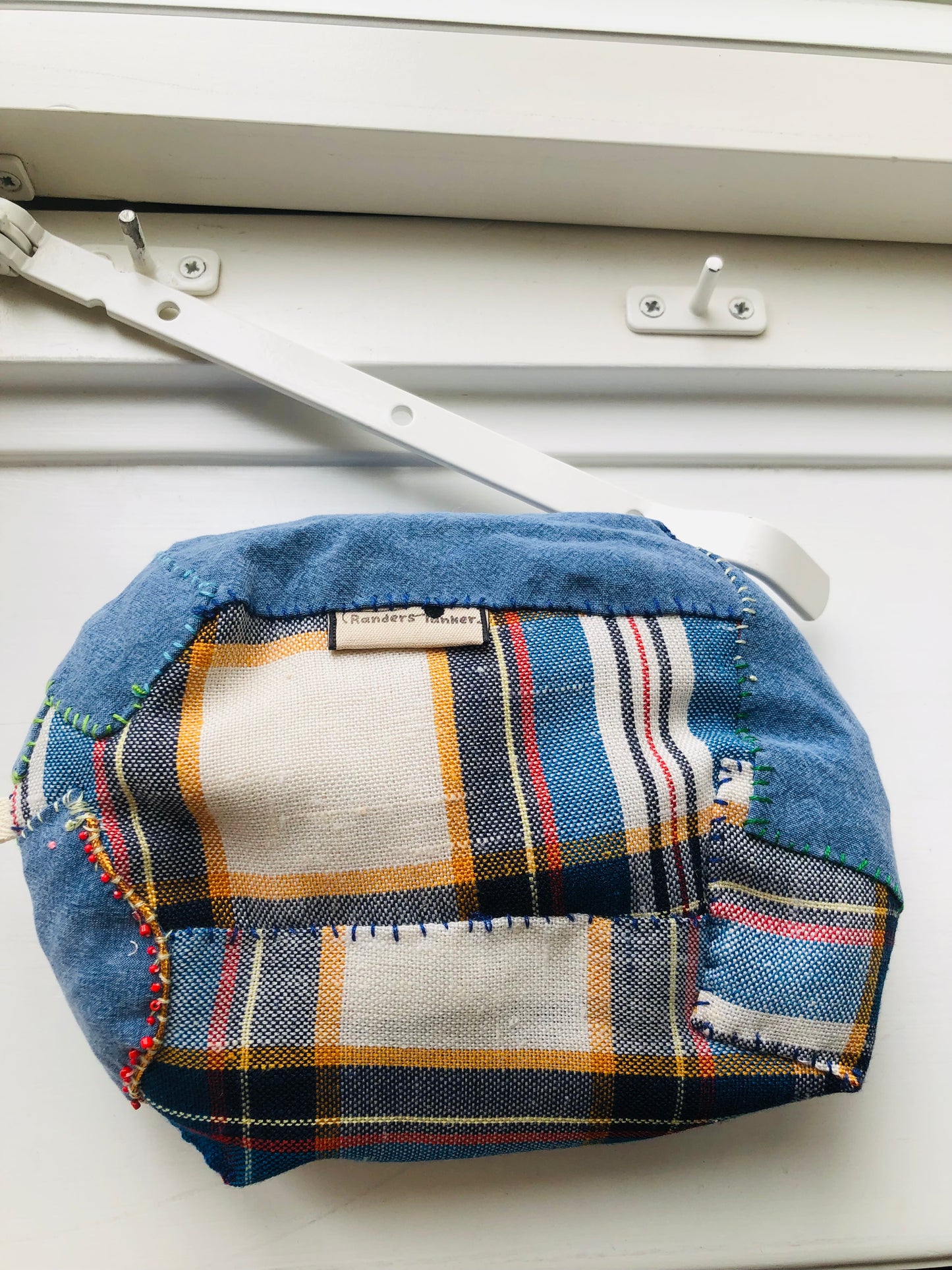 ポーチ　　手縫い　布製　 ペンケース　小物入れ　ハンドメイド　ビーズ刺繍　2396