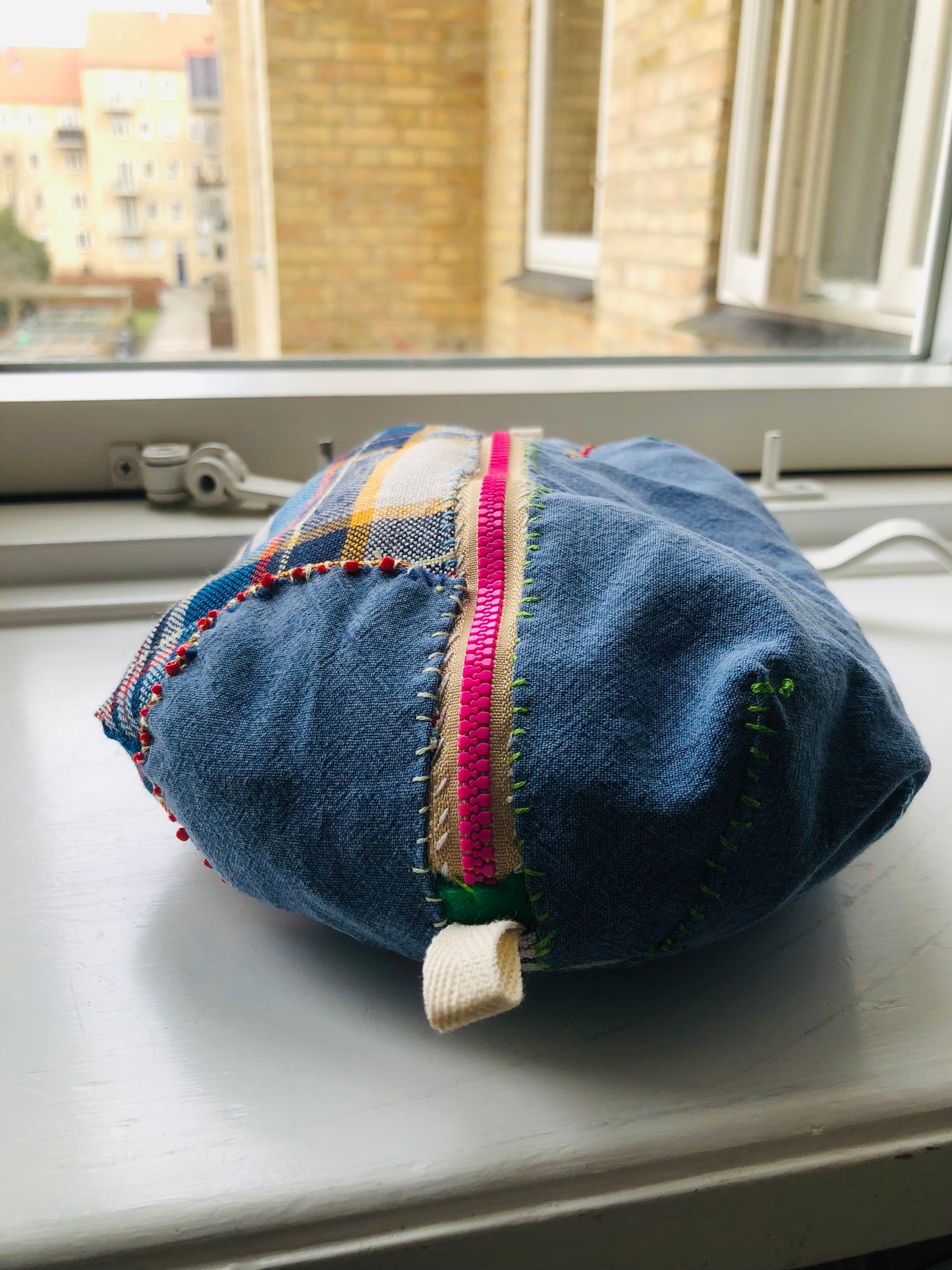 ポーチ　　手縫い　布製　 ペンケース　小物入れ　ハンドメイド　ビーズ刺繍　2396