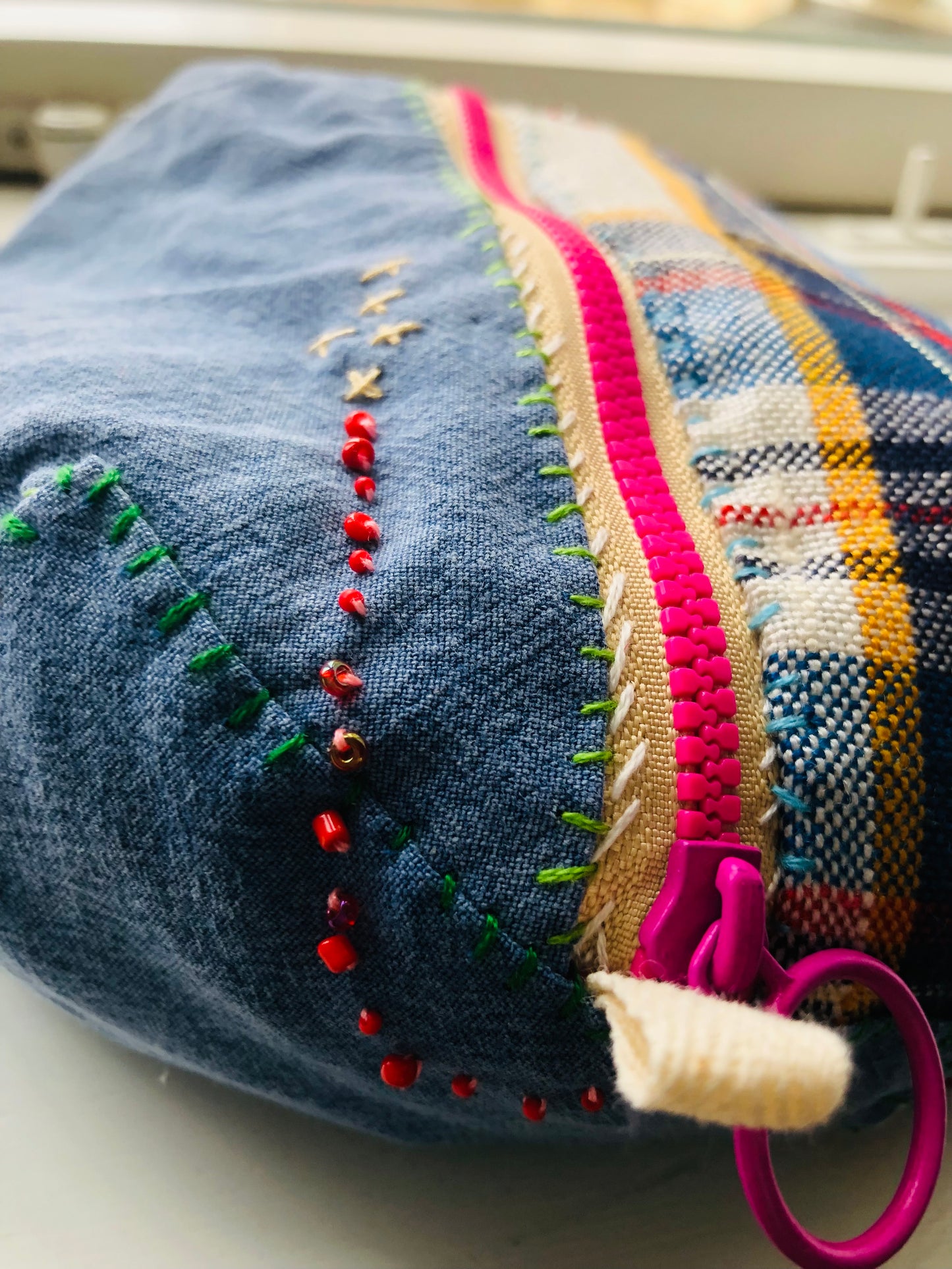 ポーチ　　手縫い　布製　 ペンケース　小物入れ　ハンドメイド　ビーズ刺繍　2396