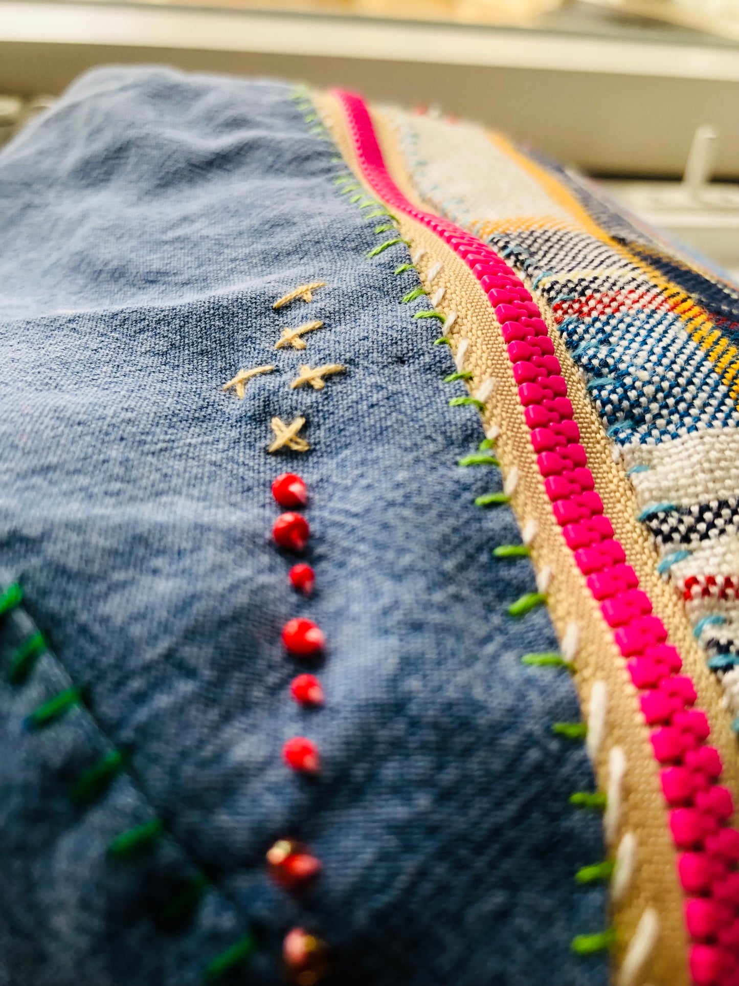 ポーチ　　手縫い　布製　 ペンケース　小物入れ　ハンドメイド　ビーズ刺繍　2396