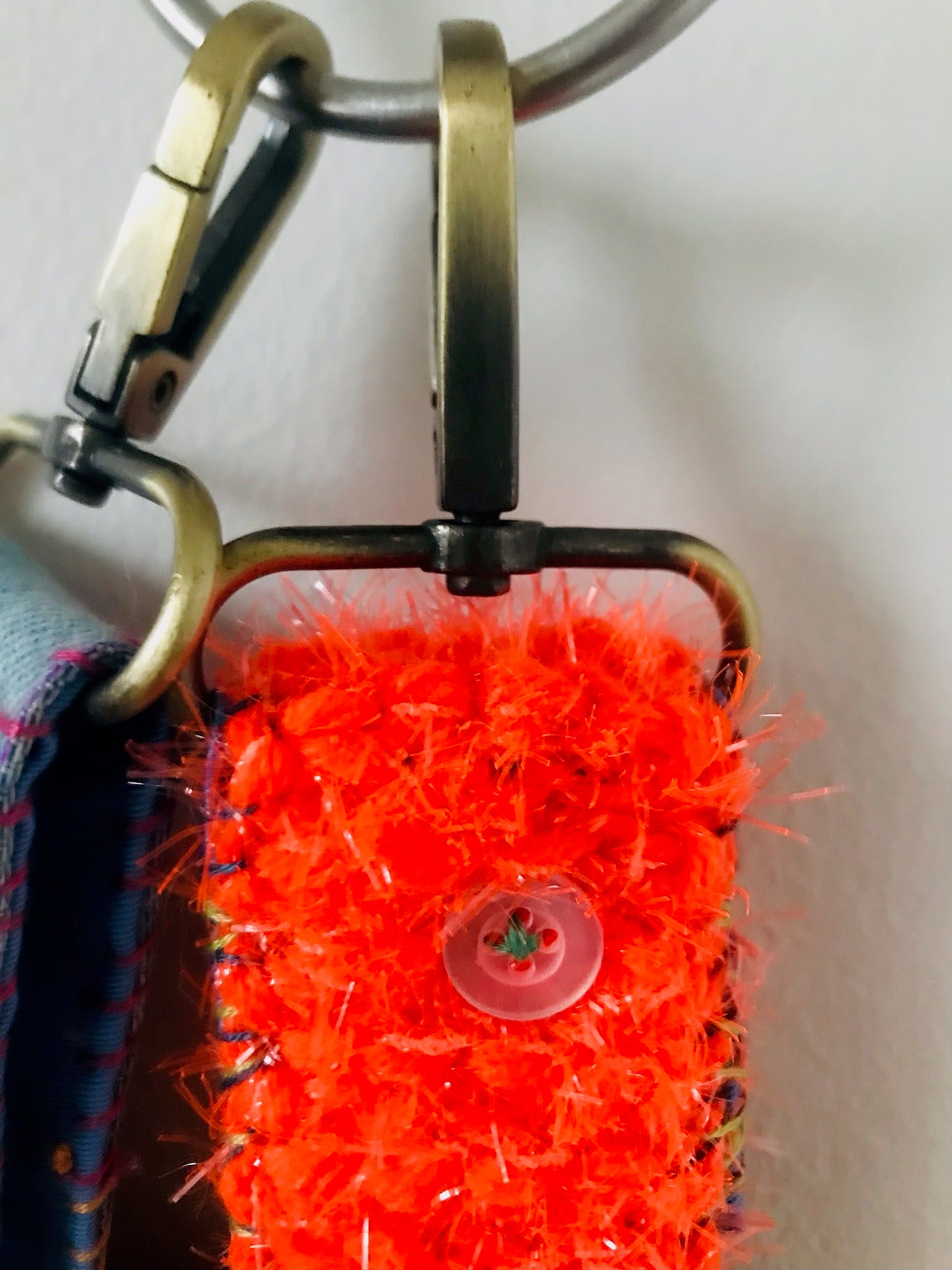 Håndstrikket rem lavet af uld, stof og garn. Et håndlavet stykke slow-fashion. Produktkode: 2122.