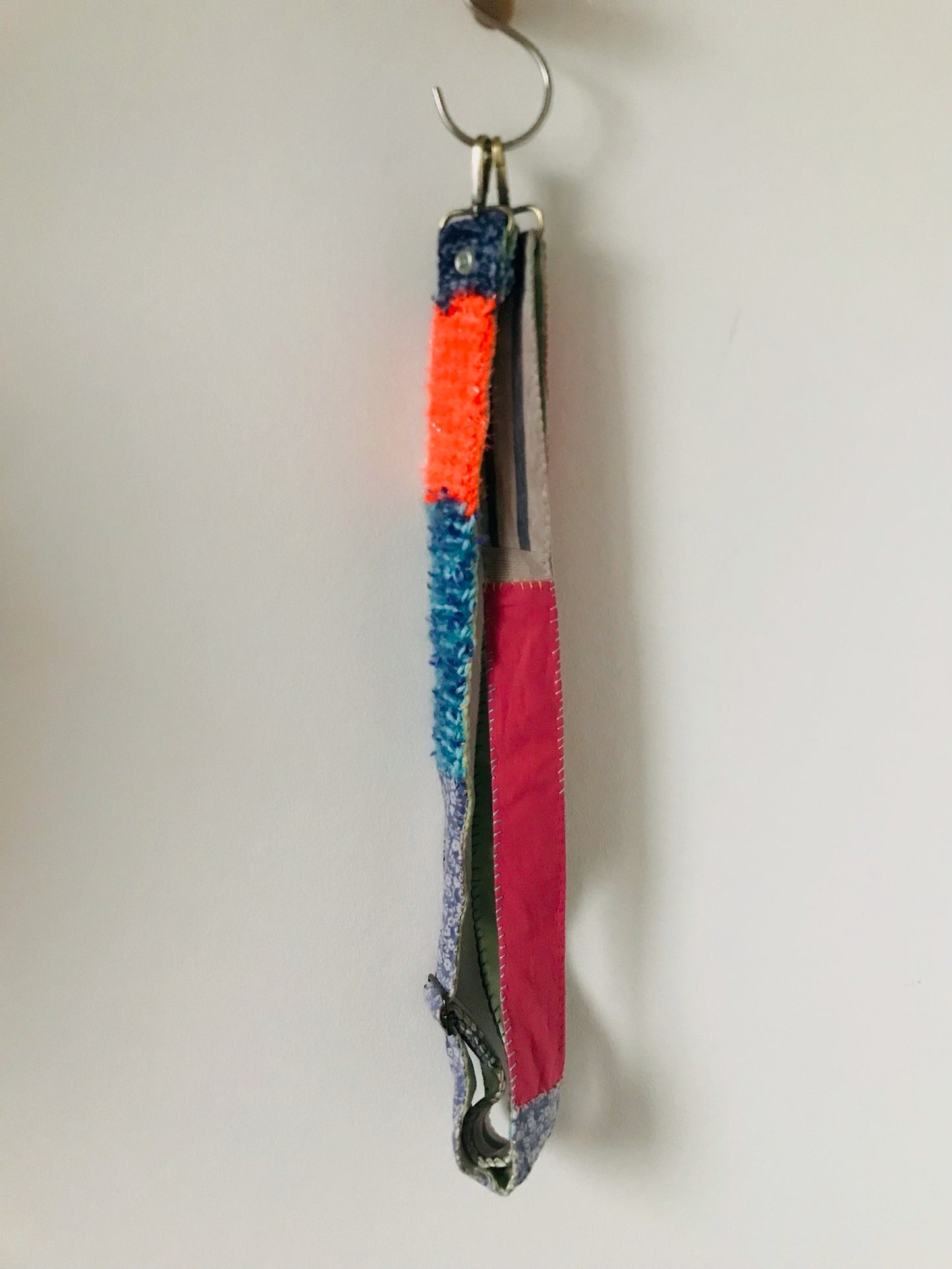 Håndstrikket rem lavet af uld, stof og garn. Et håndlavet stykke slow-fashion. Produktkode: 2117.