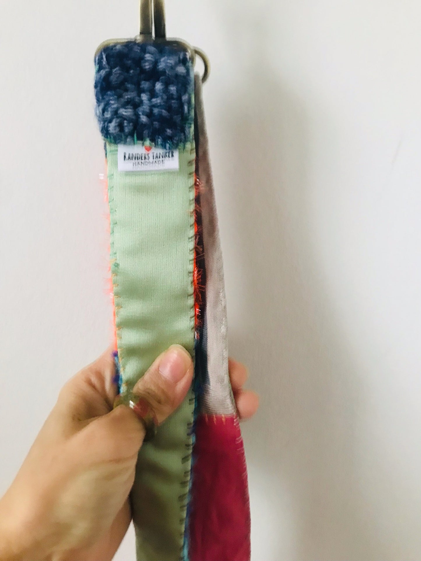 Håndstrikket rem lavet af uld, stof og garn. Et håndlavet stykke slow-fashion. Produktkode: 2117.