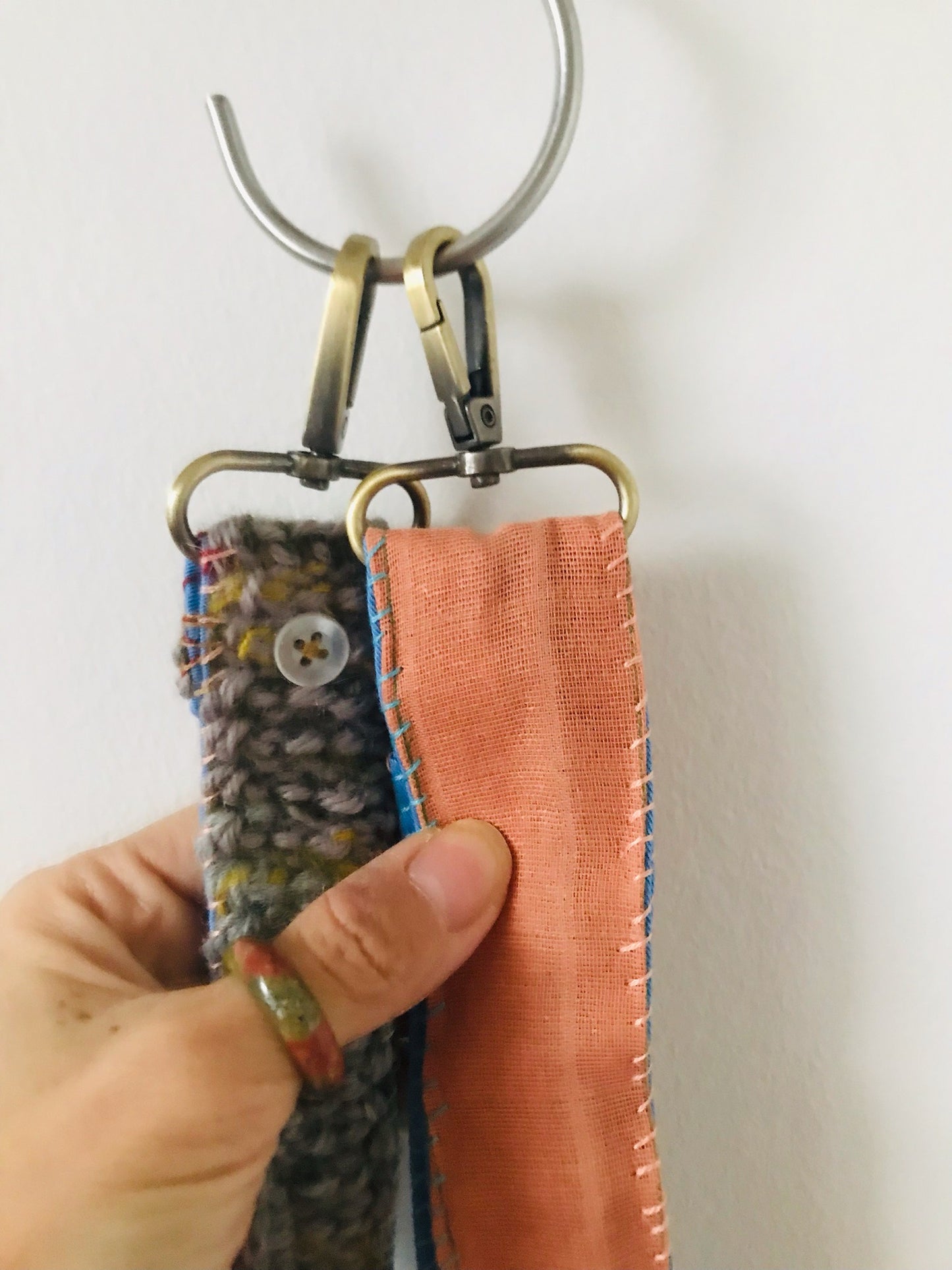 Håndstrikket rem lavet af uld, stof og garn. Et håndlavet stykke slow-fashion. Produktkode: 2114.