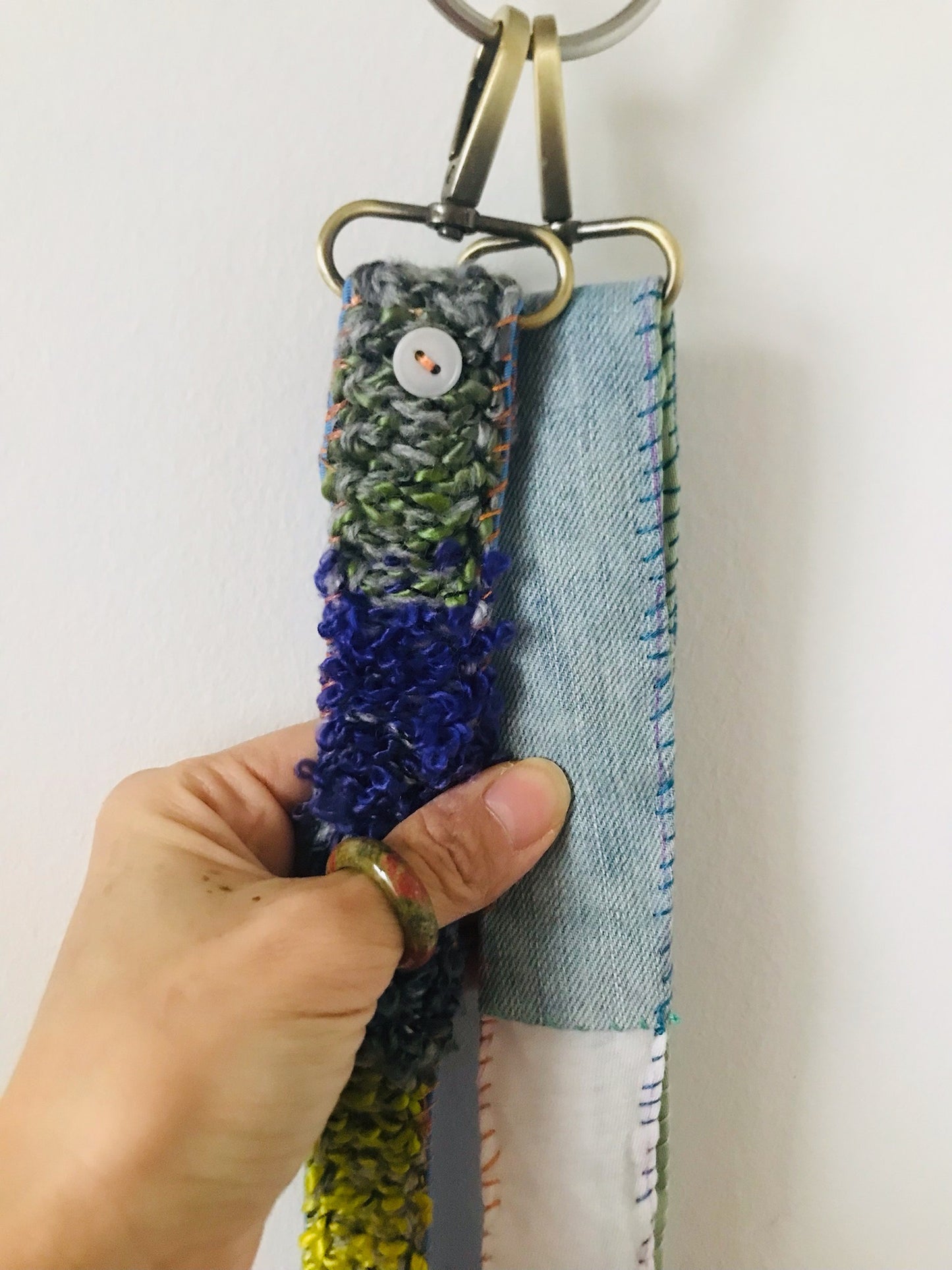 Håndstrikket rem lavet af uld, stof og garn. Et håndlavet stykke slow-fashion. 2120