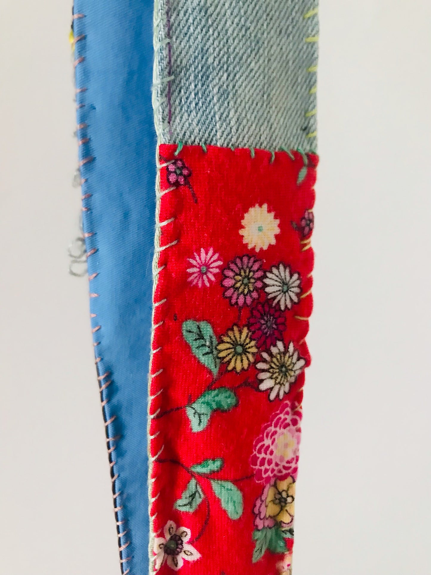 Håndstrikket rem lavet af uld, stof og garn. Et håndlavet stykke slow-fashion. 2120