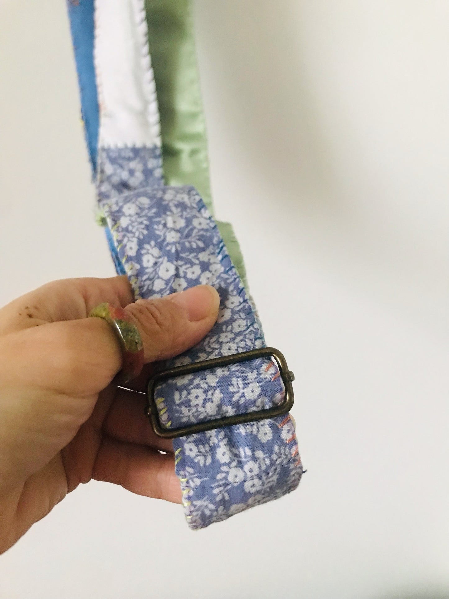 Håndstrikket rem lavet af uld, stof og garn. Et håndlavet stykke slow-fashion. 2120