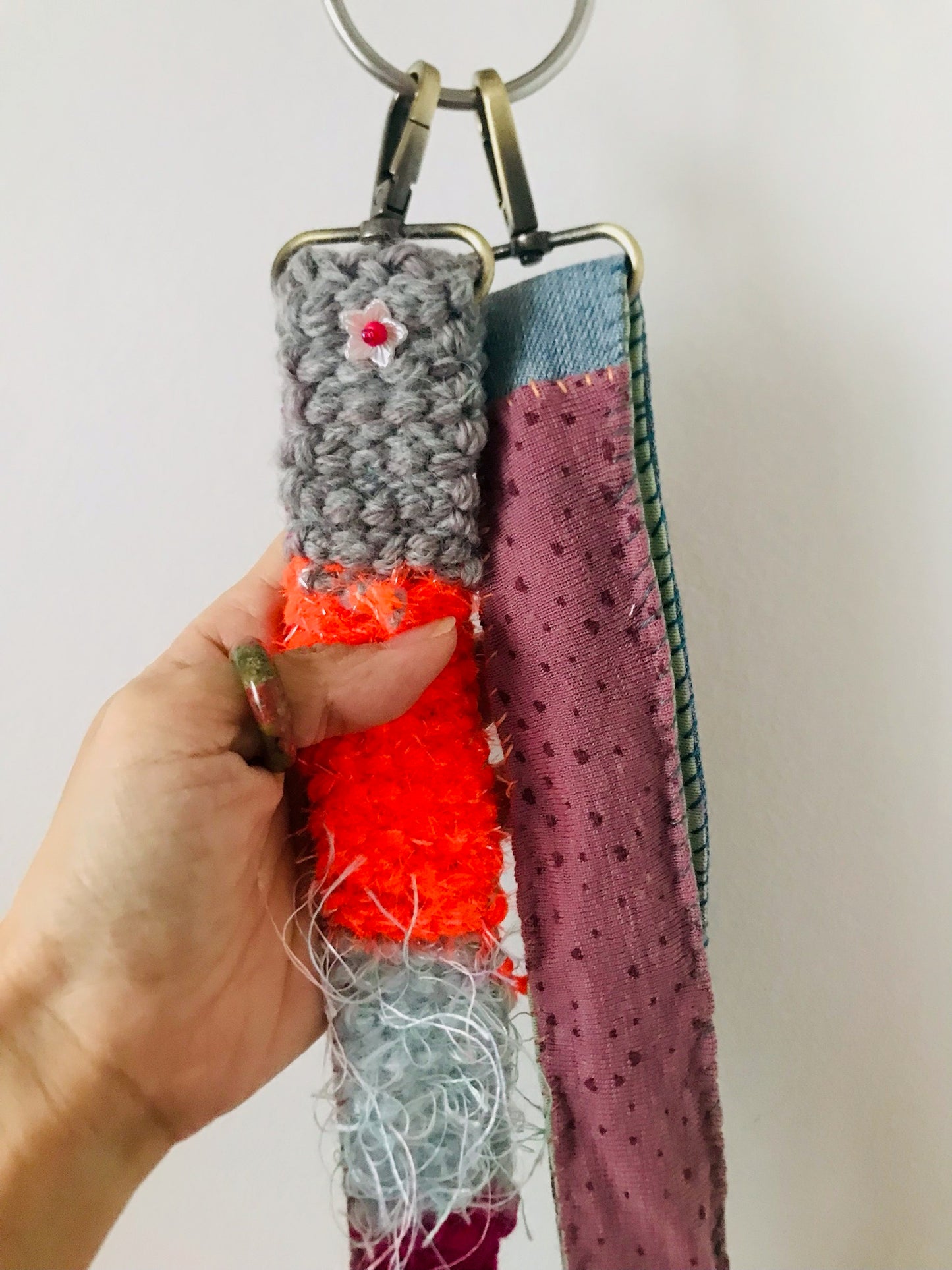Håndstrikket rem lavet af uld, stof og garn. Et håndlavet stykke slow-fashion. 2119