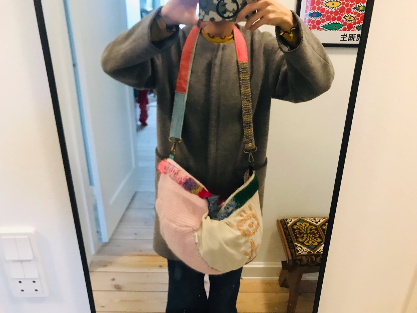 Håndstrikket rem lavet af uld, stof og garn. Et håndlavet stykke slow-fashion. Produktkode: 2114.