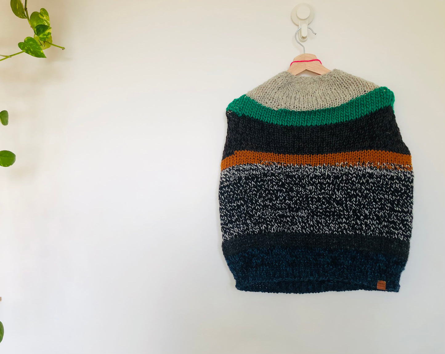 セーター　手編み　スローファッション　ファンシーヤーン　oneofakind  ベスト　ポンチョ　2304