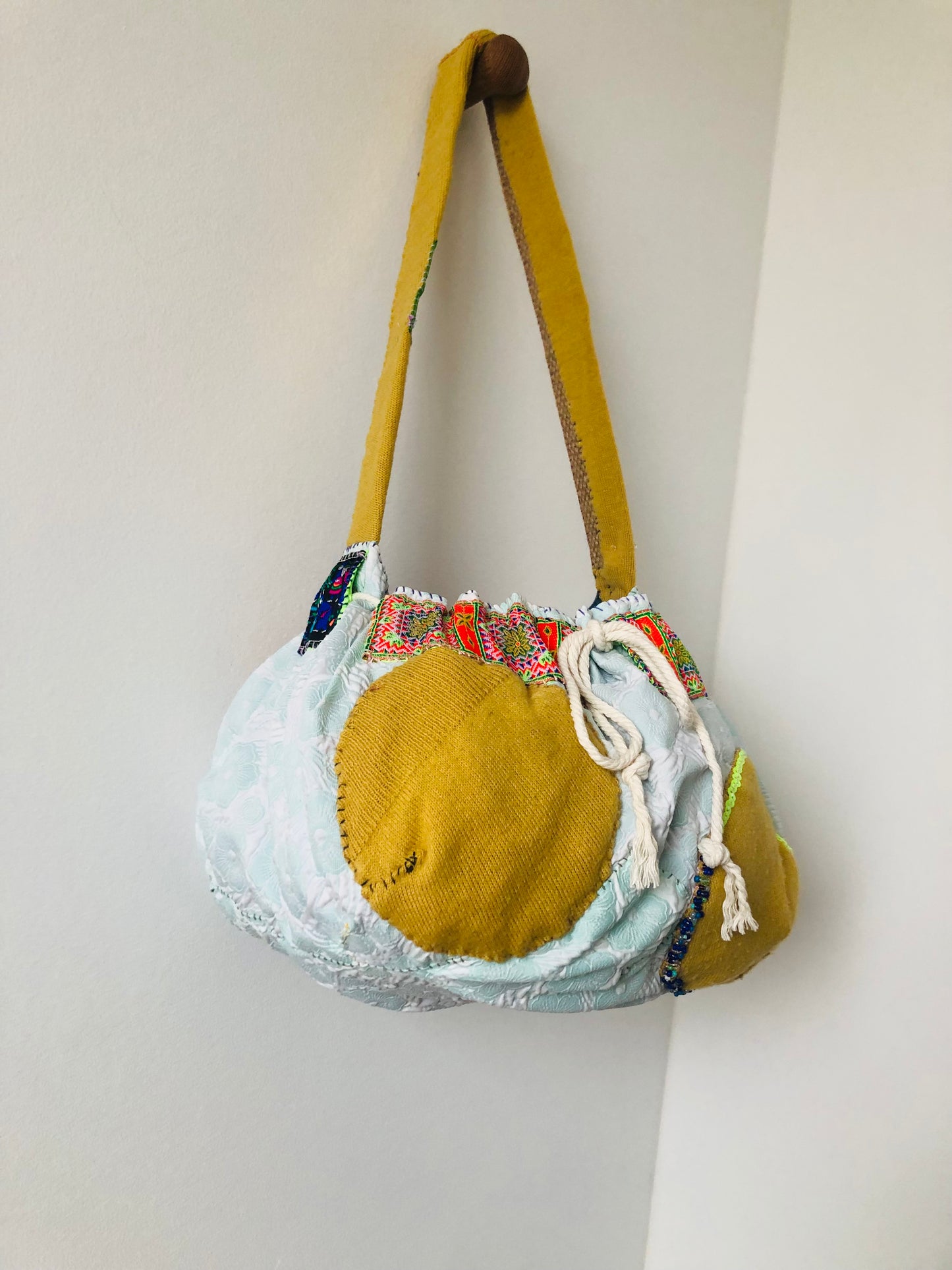 Bag   巾着バッグ　ワンハンドル　手縫いのバッグ　布製　スローファッション　ハンドメイド　1960