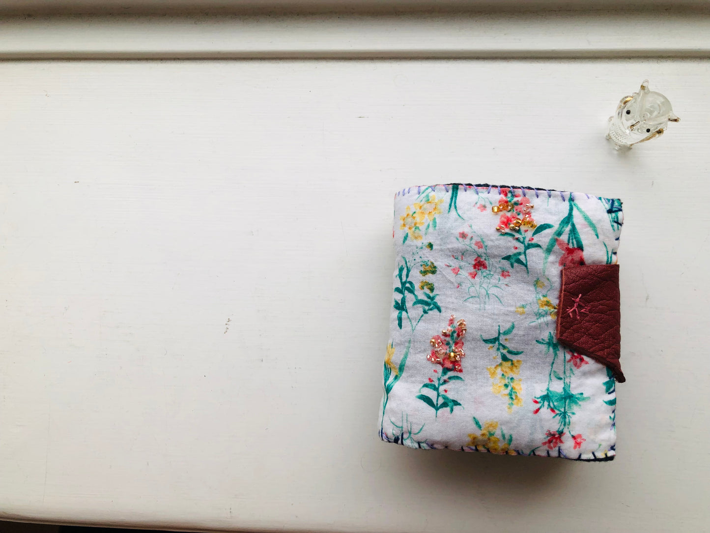 財布　布財布　ハンドメイド　手縫い　刺繍　パッチワーク　二つ折り　2287