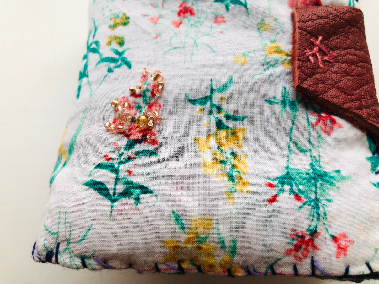 財布　布財布　ハンドメイド　手縫い　刺繍　パッチワーク　二つ折り　2287