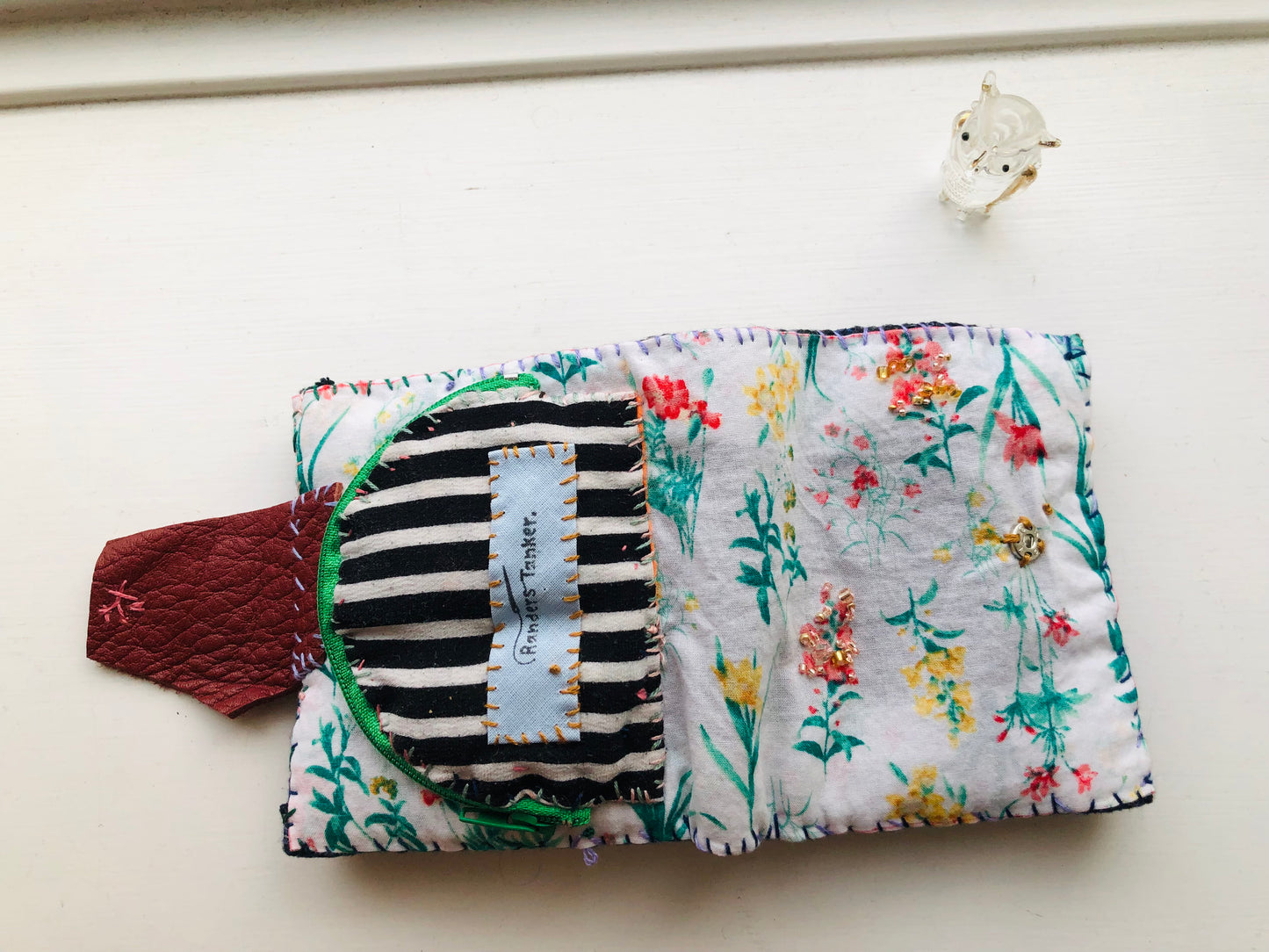 財布　布財布　ハンドメイド　手縫い　刺繍　パッチワーク　二つ折り　2287