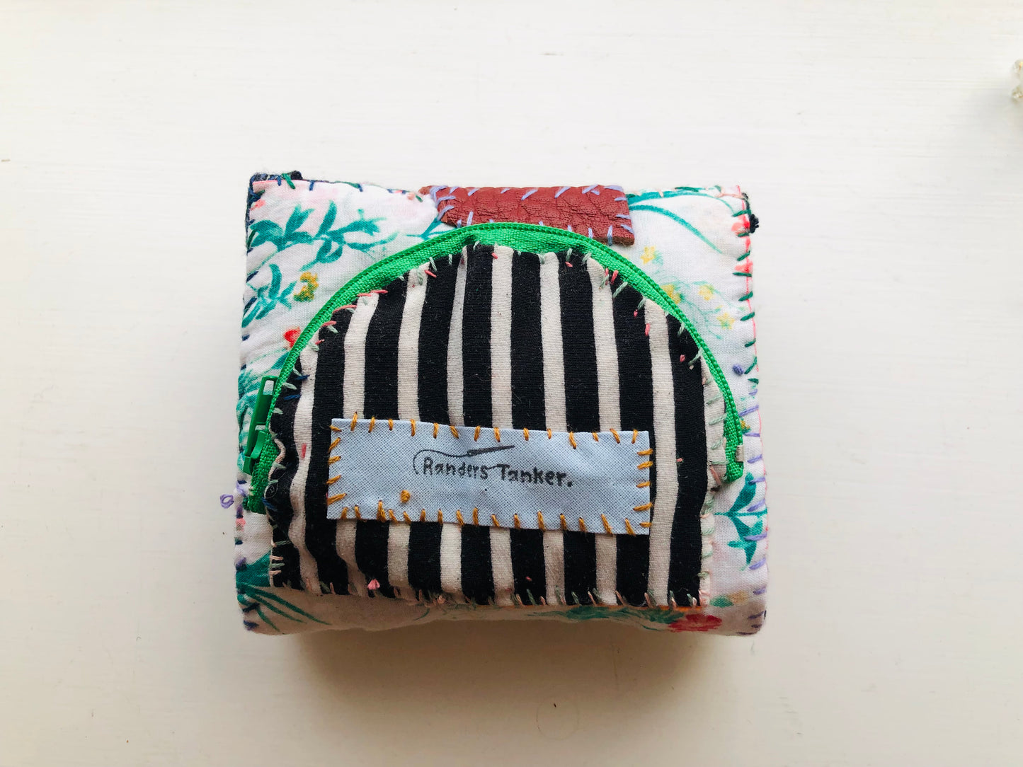 財布　布財布　ハンドメイド　手縫い　刺繍　パッチワーク　二つ折り　2287