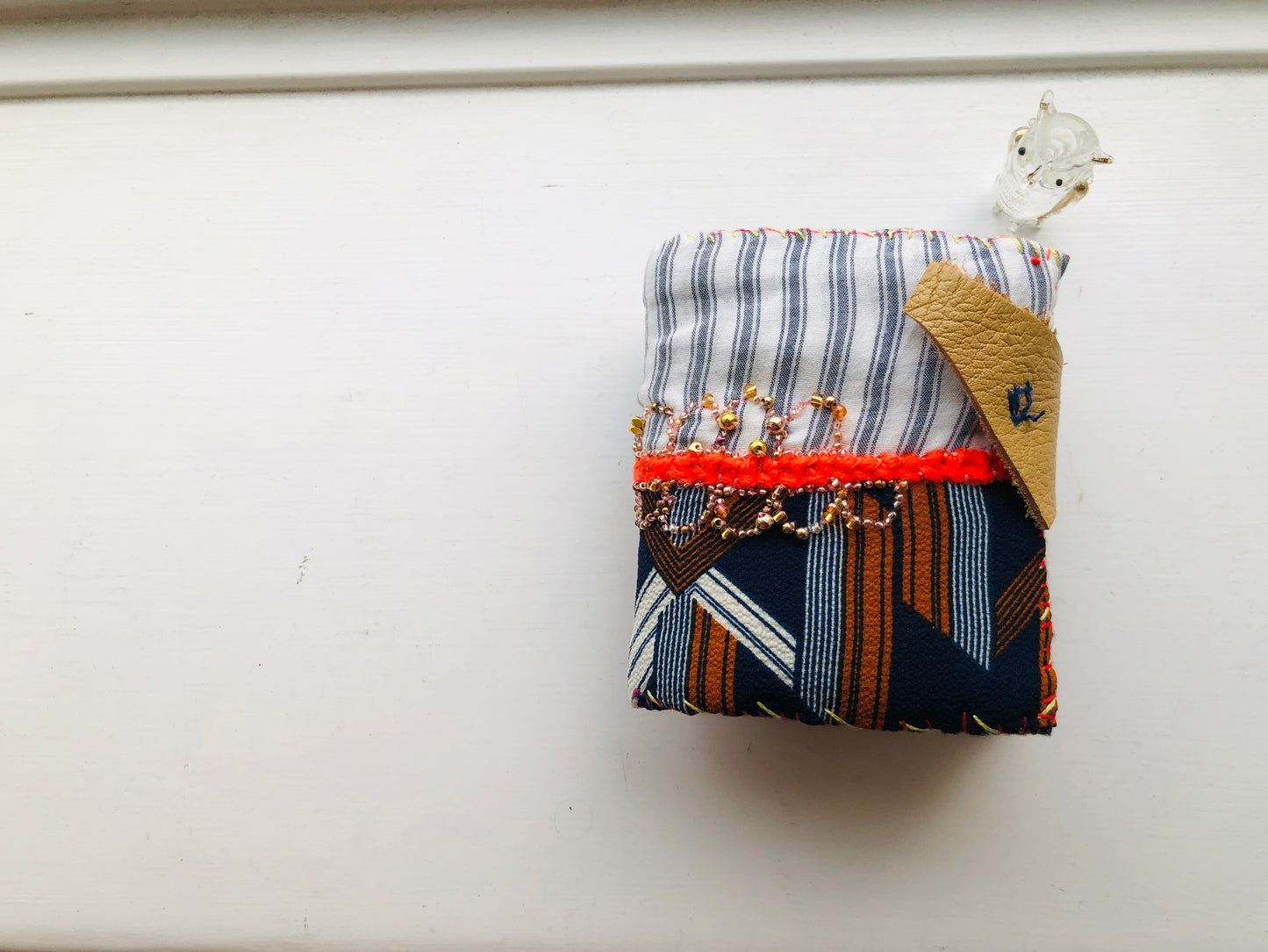 財布　布財布　ハンドメイド　手縫い　刺繍　パッチワーク　二つ折り　2286