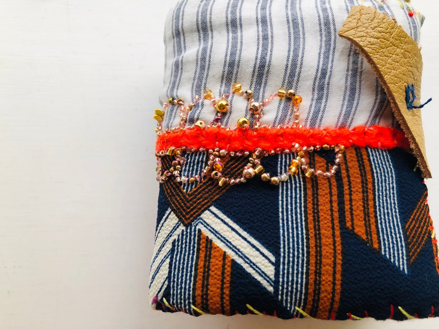 財布　布財布　ハンドメイド　手縫い　刺繍　パッチワーク　二つ折り　2286