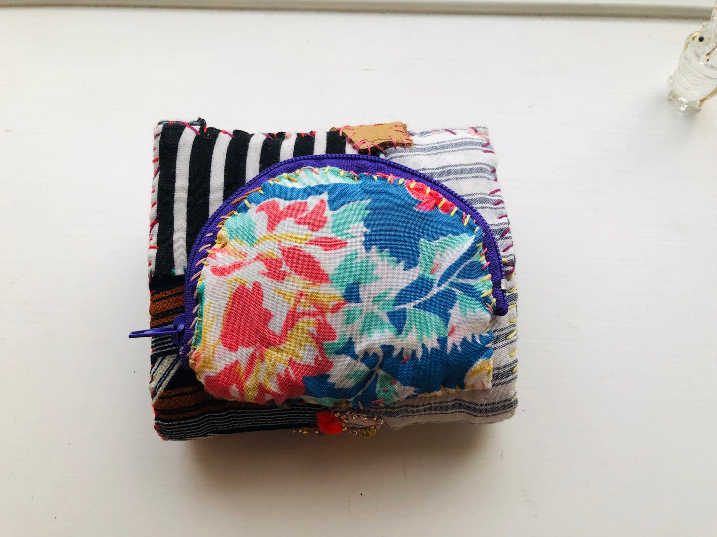 財布　布財布　ハンドメイド　手縫い　刺繍　パッチワーク　二つ折り　2286