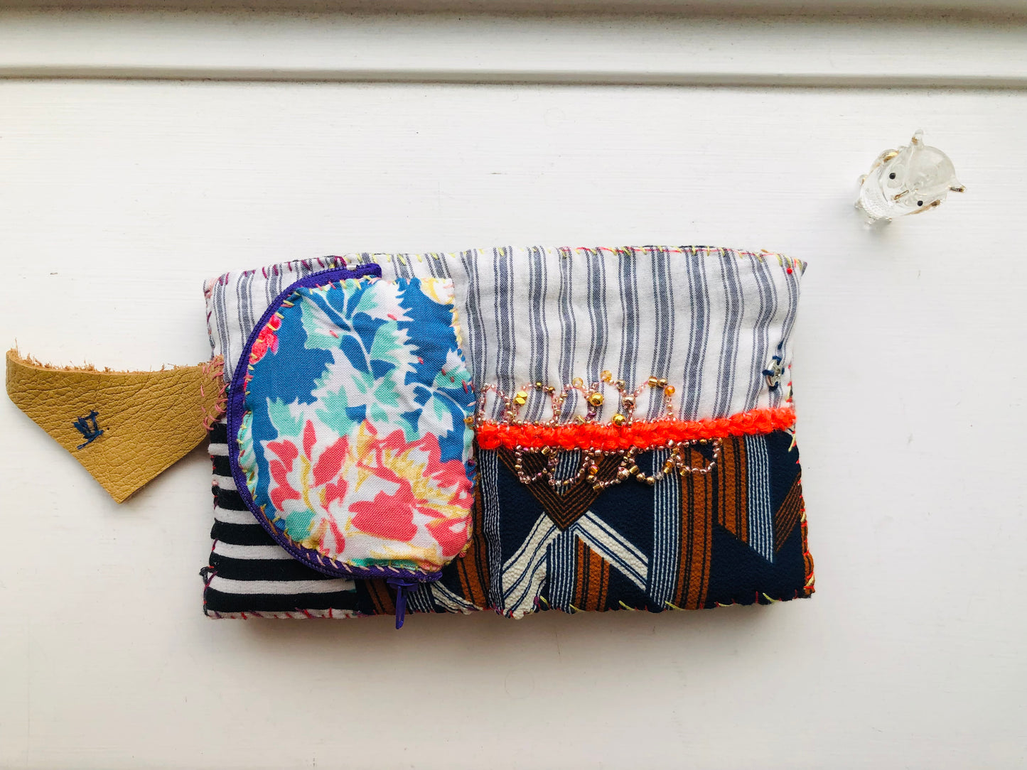 財布　布財布　ハンドメイド　手縫い　刺繍　パッチワーク　二つ折り　2286