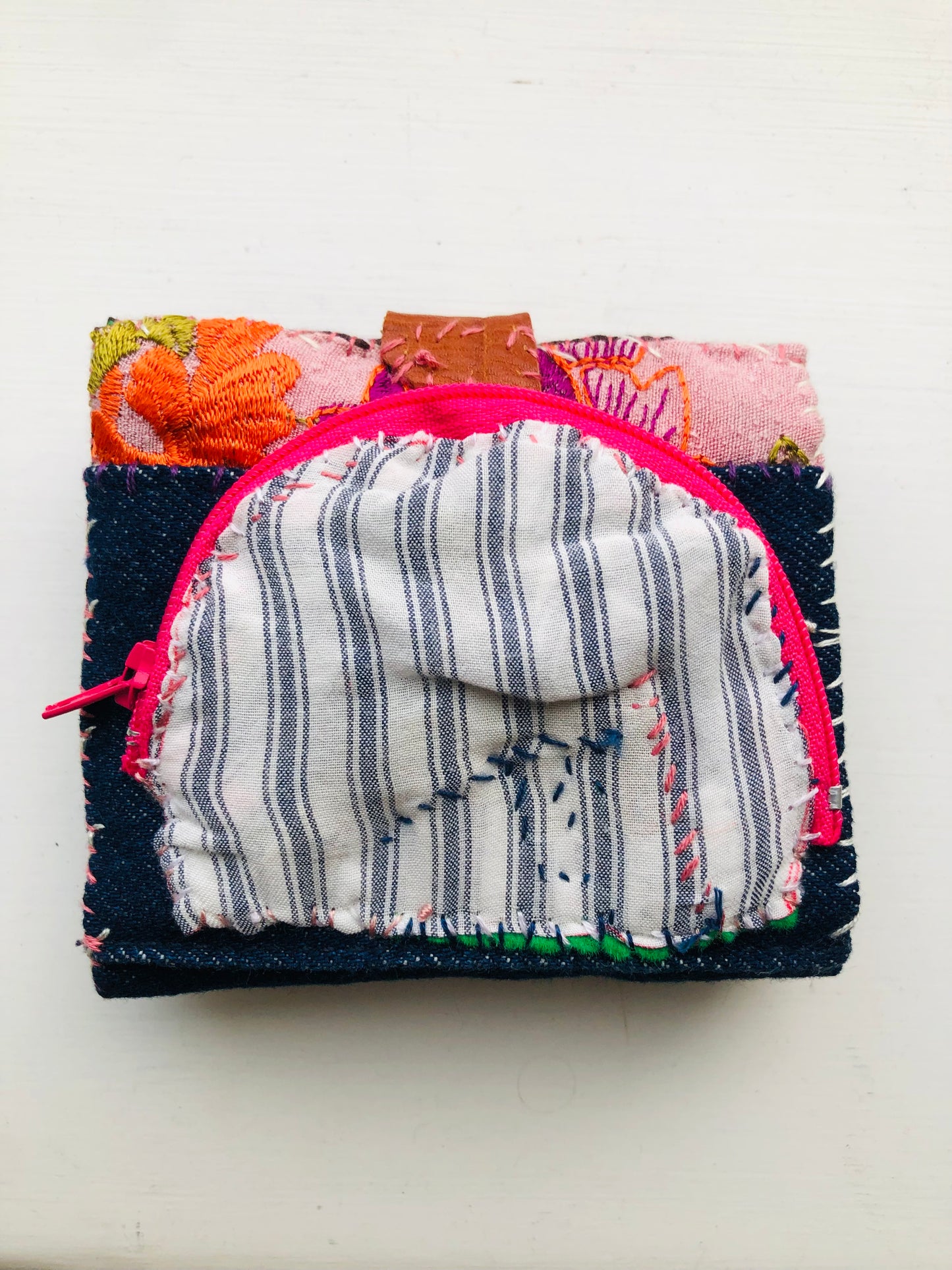 財布　布財布　ハンドメイド　手縫い　刺繍　パッチワーク　二つ折り　2279