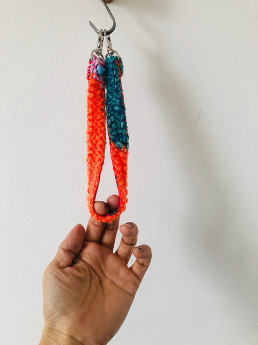 ストラップ（短）　strap  手編みのストラップ　細い　手縫い　布製　毛糸　肩掛けストラップ　スローファッション　ハンドメイド　1984