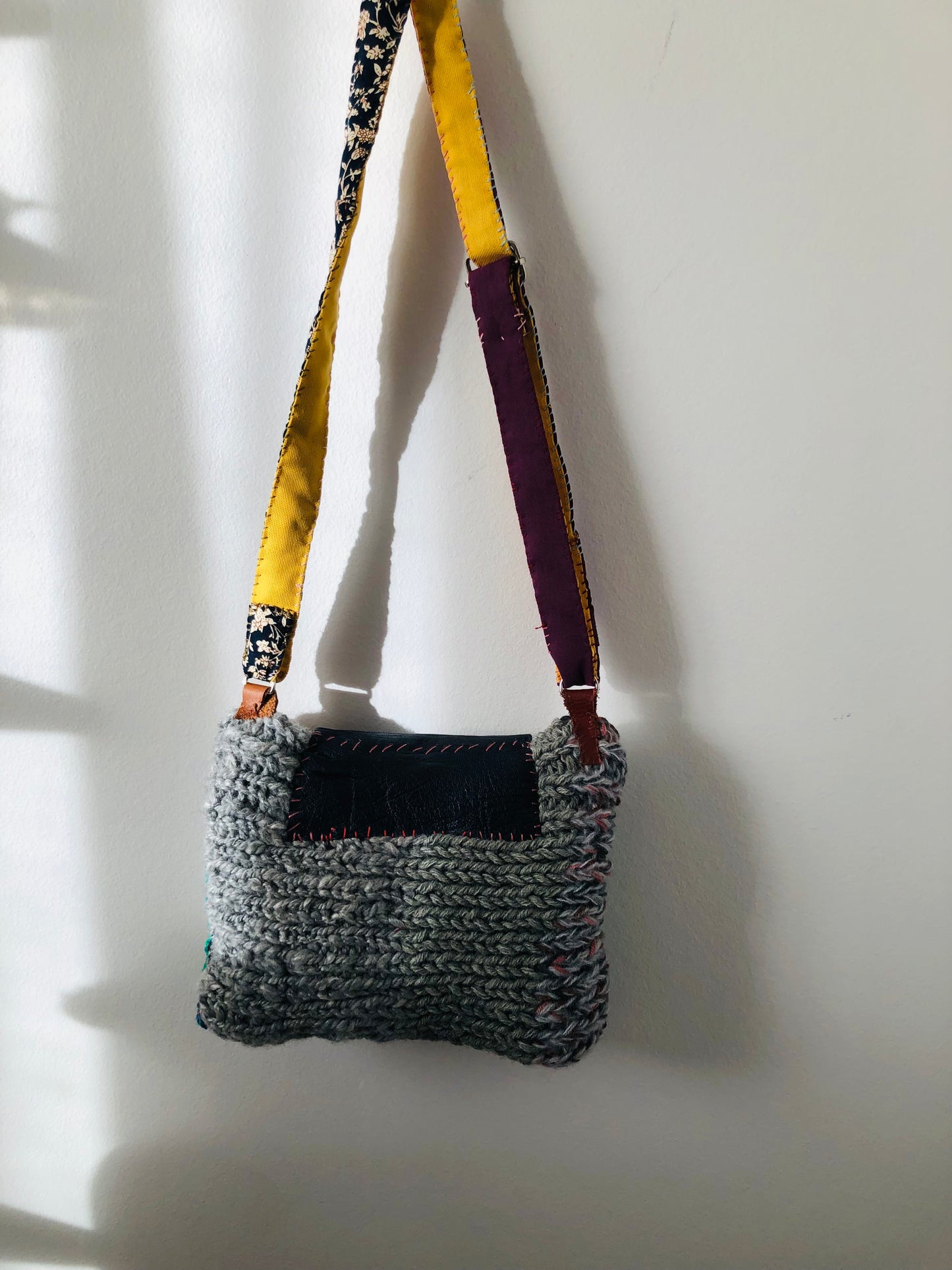 Bag 手縫いのバッグ　布製　スマホバッグ　スローファッション　ハンドメイド　ポシェット  2322