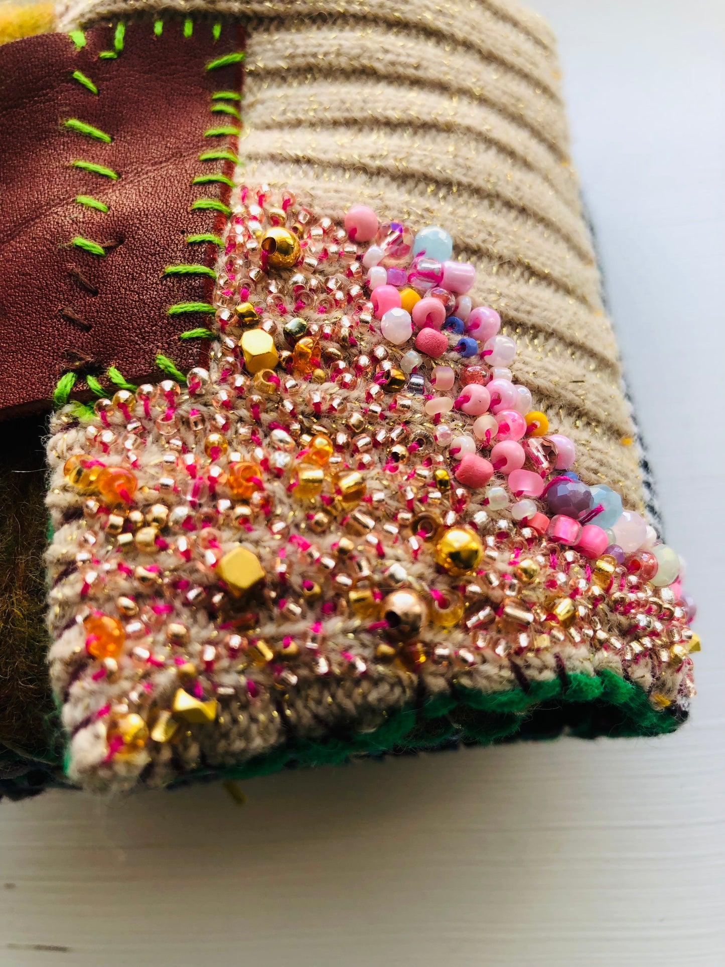 財布　布財布　ハンドメイド　手縫い　刺繍　パッチワーク　二つ折り　1972