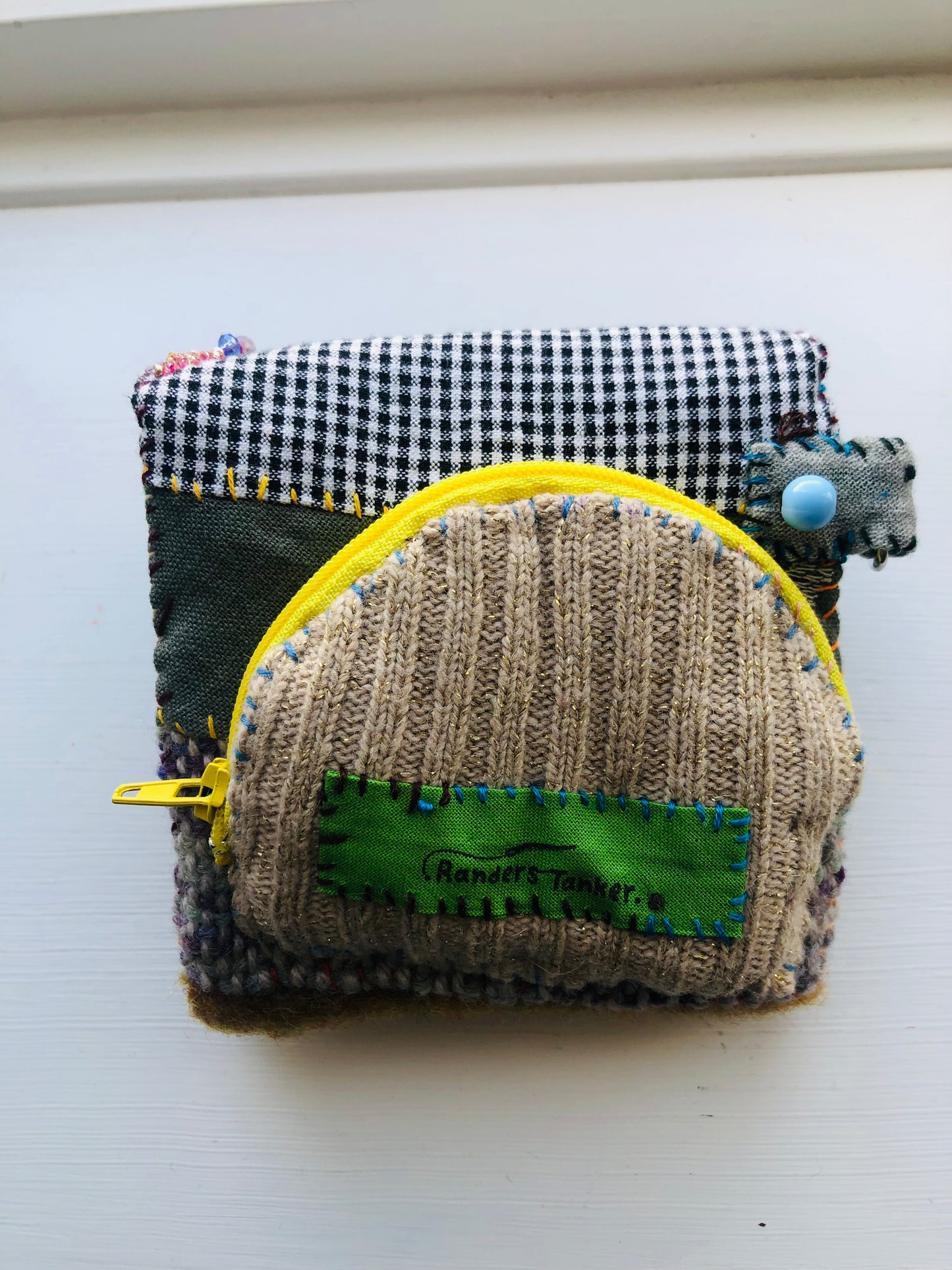 財布　布財布　ハンドメイド　手縫い　刺繍　パッチワーク　二つ折り　1972